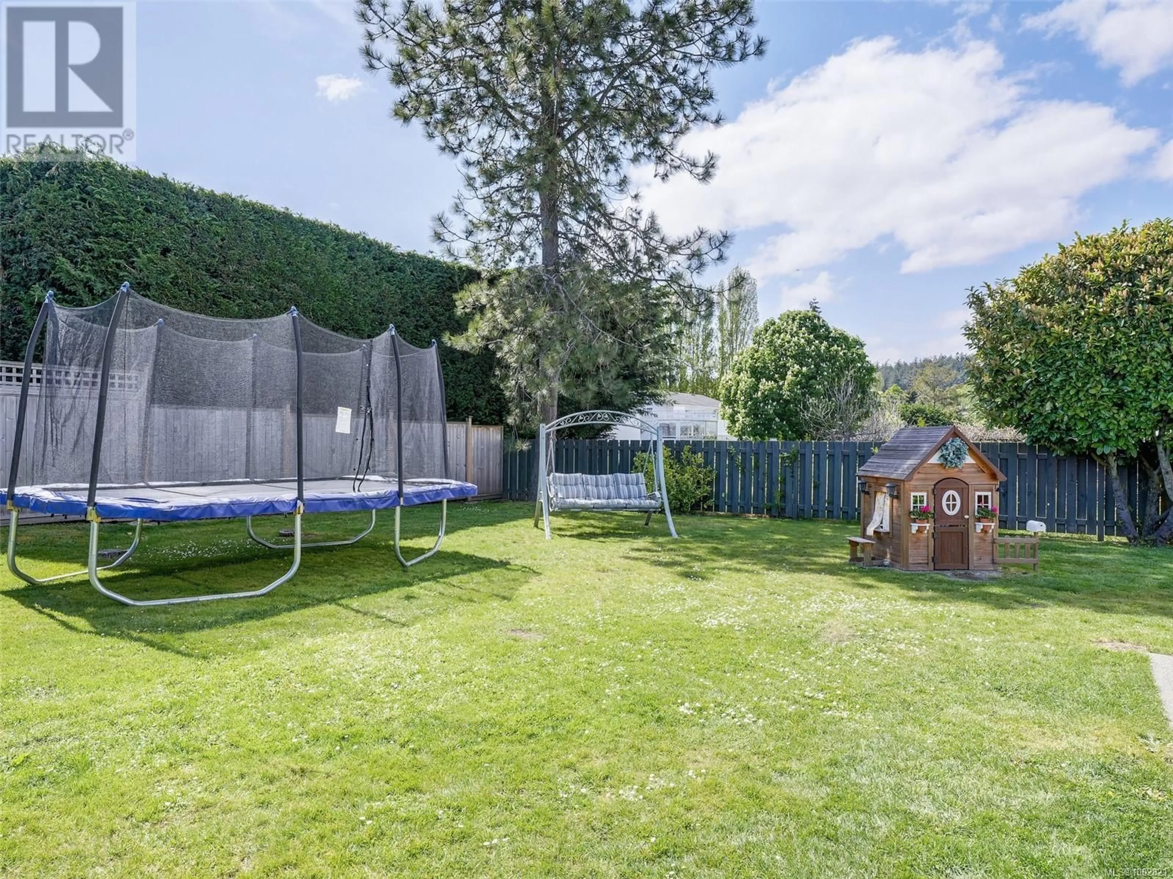 A pic from outside/outdoor area/front of a property/back of a property/a pic from drone, street for 1583 KENMORE ROAD, Saanich British Columbia V8N2E2