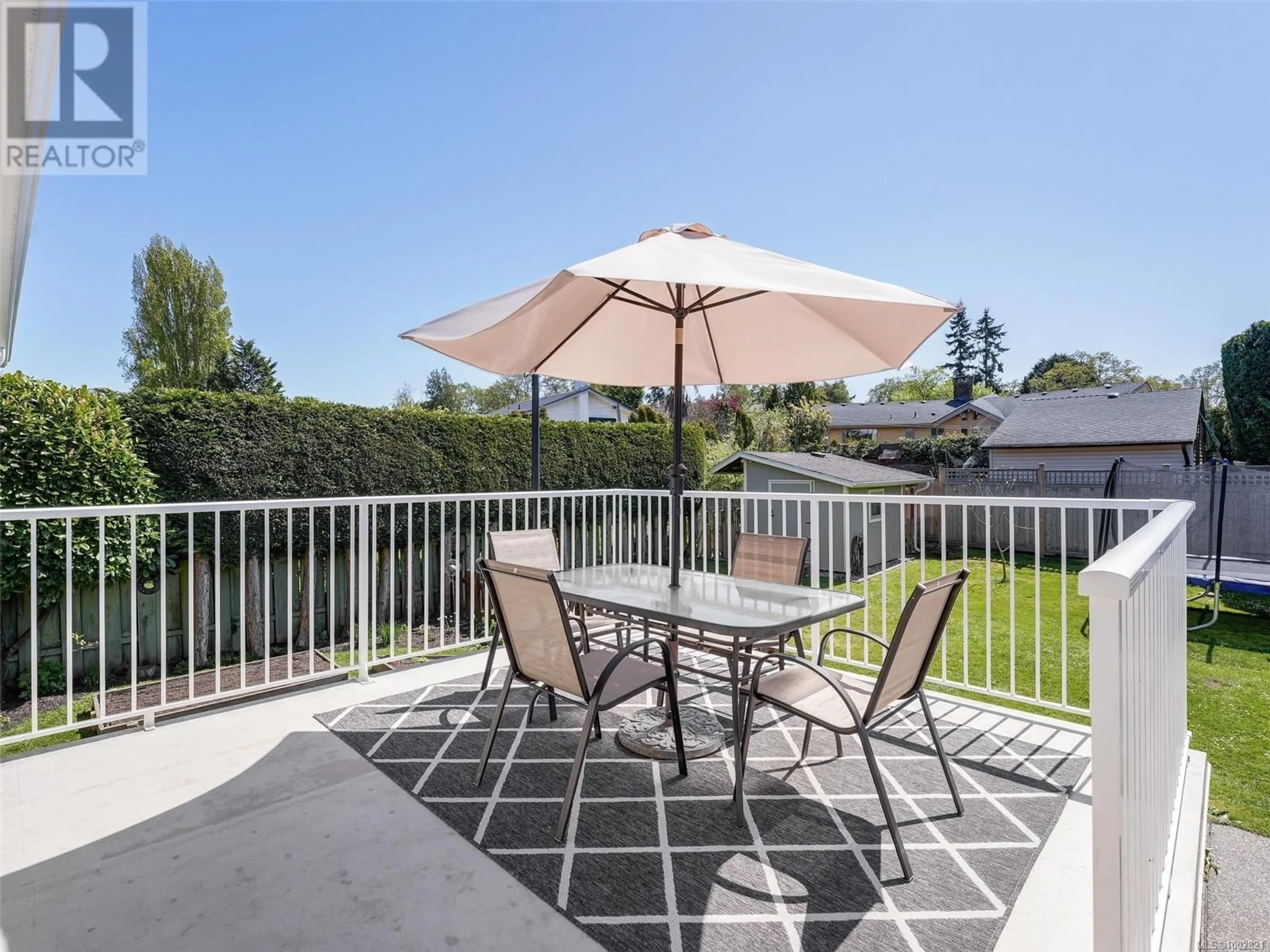 Patio, water/lake/river/ocean view for 1583 KENMORE ROAD, Saanich British Columbia V8N2E2
