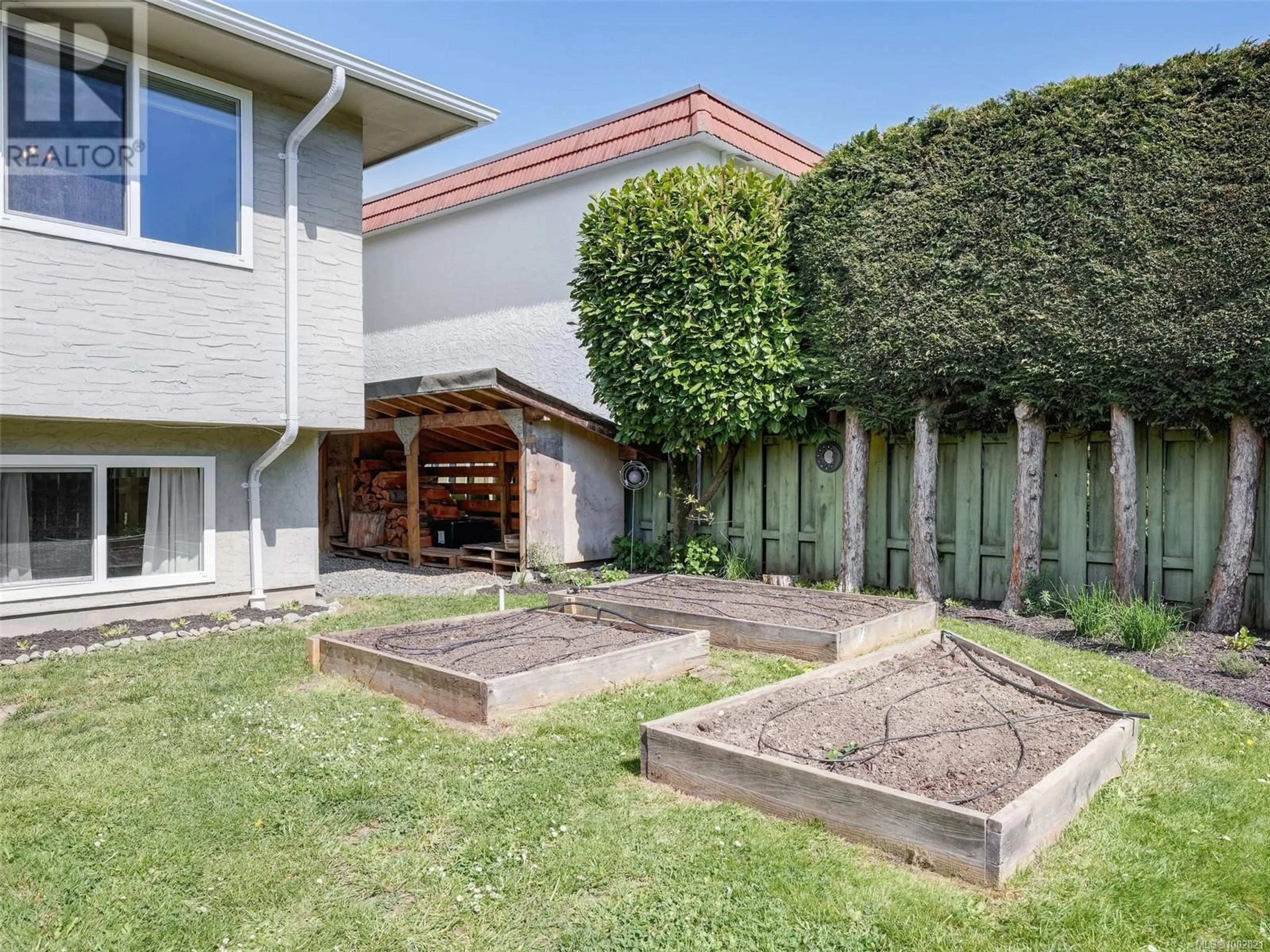 Patio, street for 1583 KENMORE ROAD, Saanich British Columbia V8N2E2
