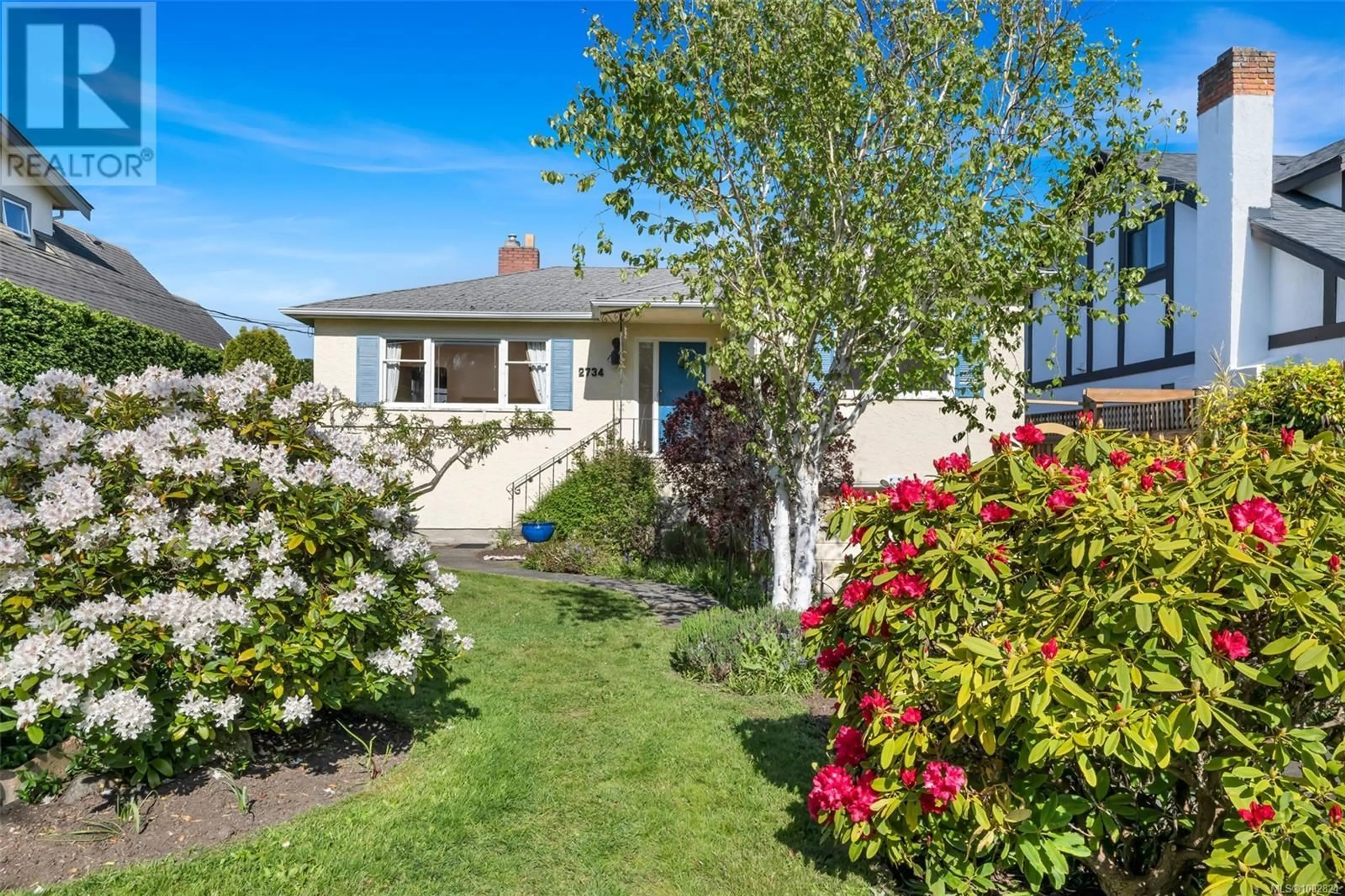 A pic from outside/outdoor area/front of a property/back of a property/a pic from drone, street for 2734 HERON STREET, Oak Bay British Columbia V8R6A2