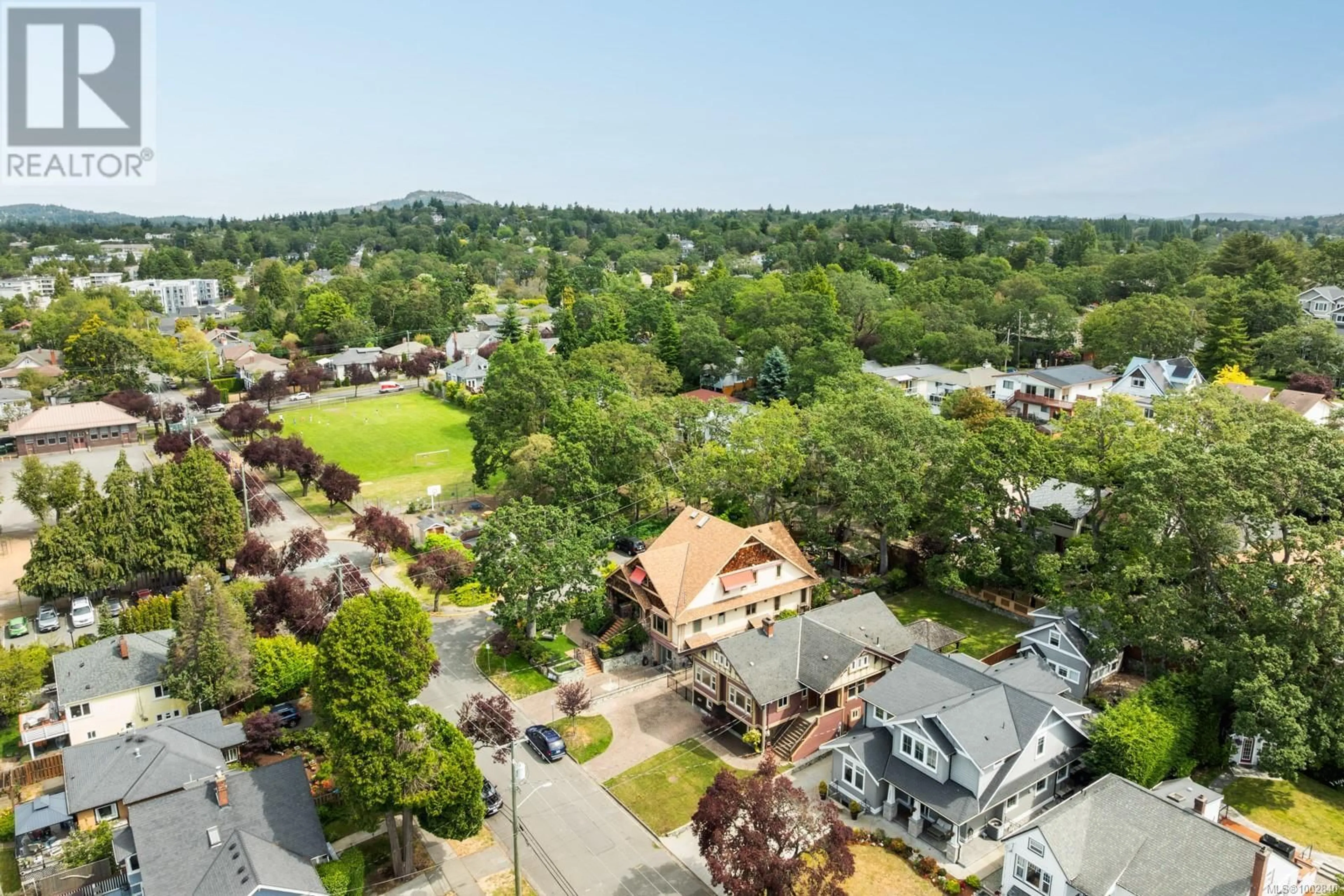 A pic from outside/outdoor area/front of a property/back of a property/a pic from drone, city buildings view from balcony for 3027 FIFTH STREET, Victoria British Columbia V8T4B6