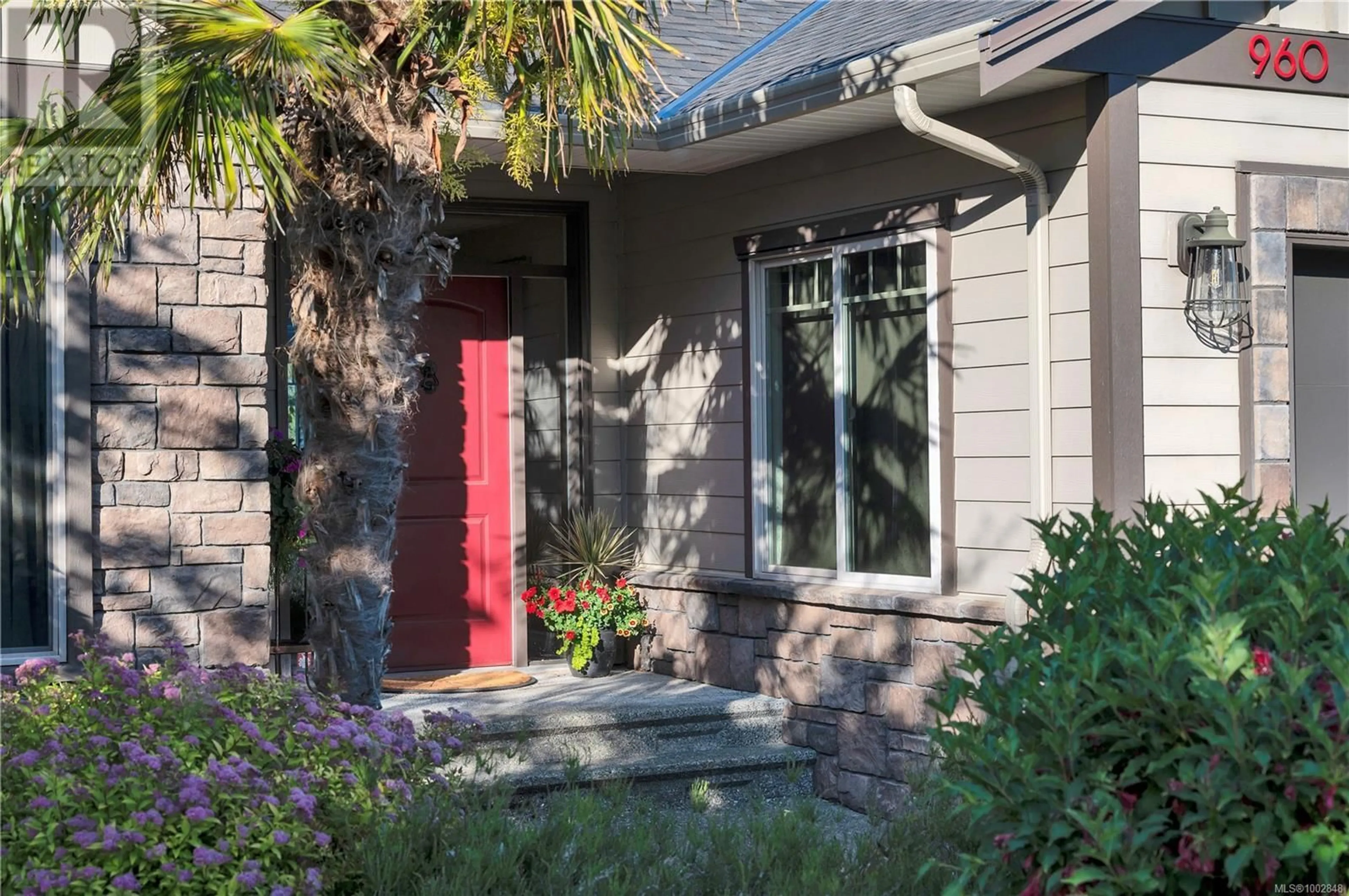 Home with vinyl exterior material, street for 960 TIMBERLINE DRIVE, Campbell River British Columbia V9W1W1