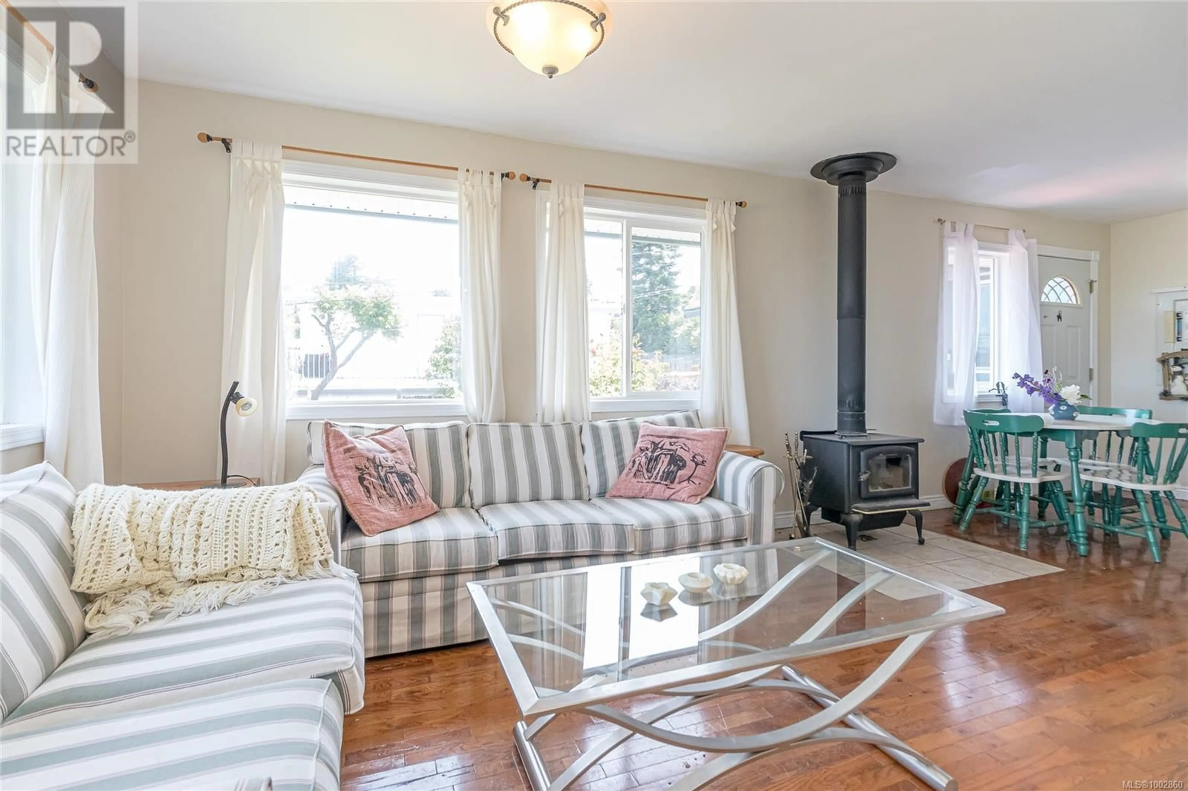 Living room with furniture, wood/laminate floor for 2825 ELK STREET, Nanaimo British Columbia V9S3V2