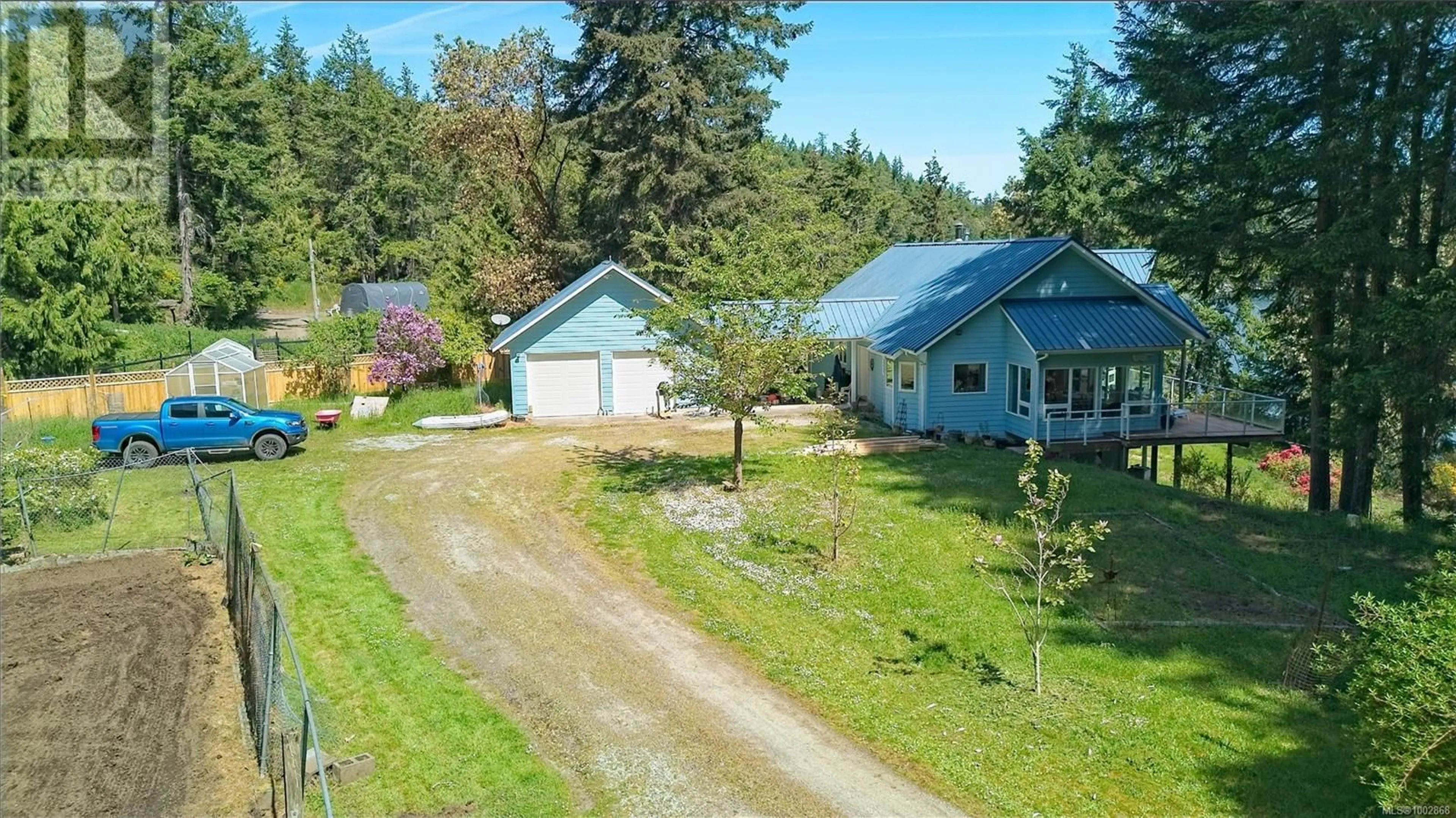 A pic from outside/outdoor area/front of a property/back of a property/a pic from drone, street for 207 WELBURY DRIVE, Salt Spring British Columbia V8K2L7