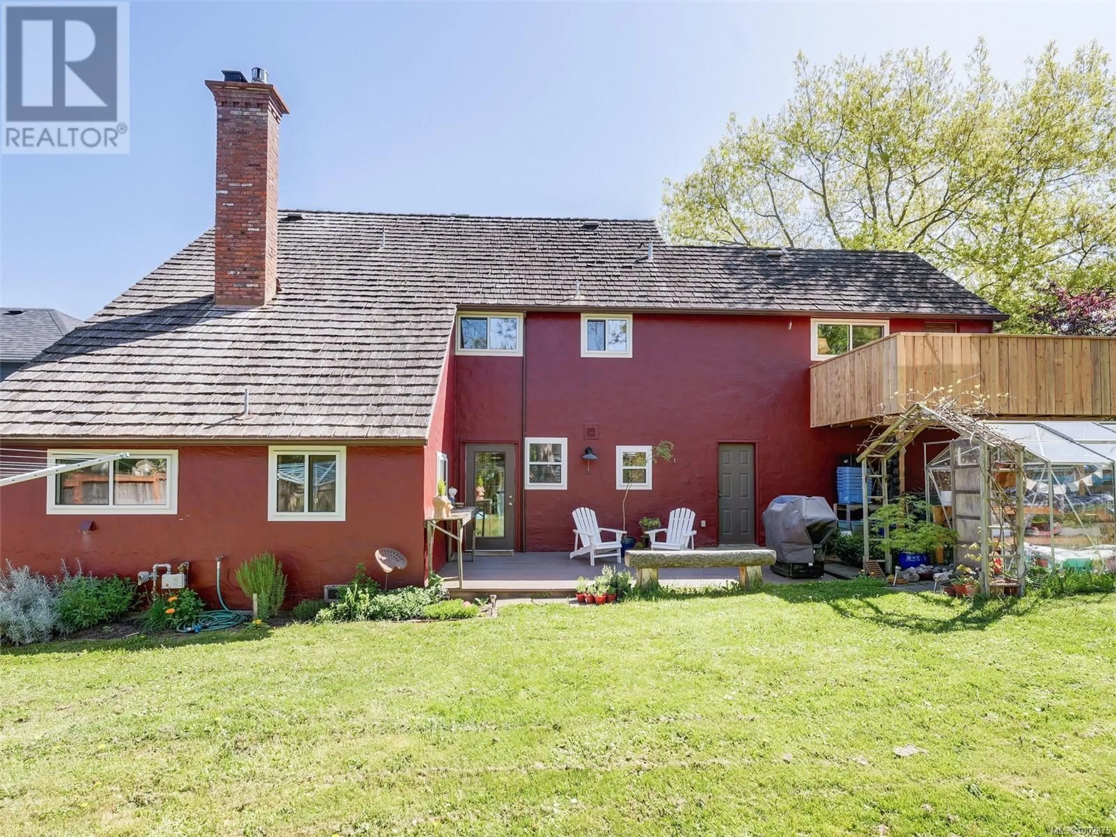 A pic from outside/outdoor area/front of a property/back of a property/a pic from drone, street for 3936 BRAEFOOT ROAD, Saanich British Columbia V8P3T2