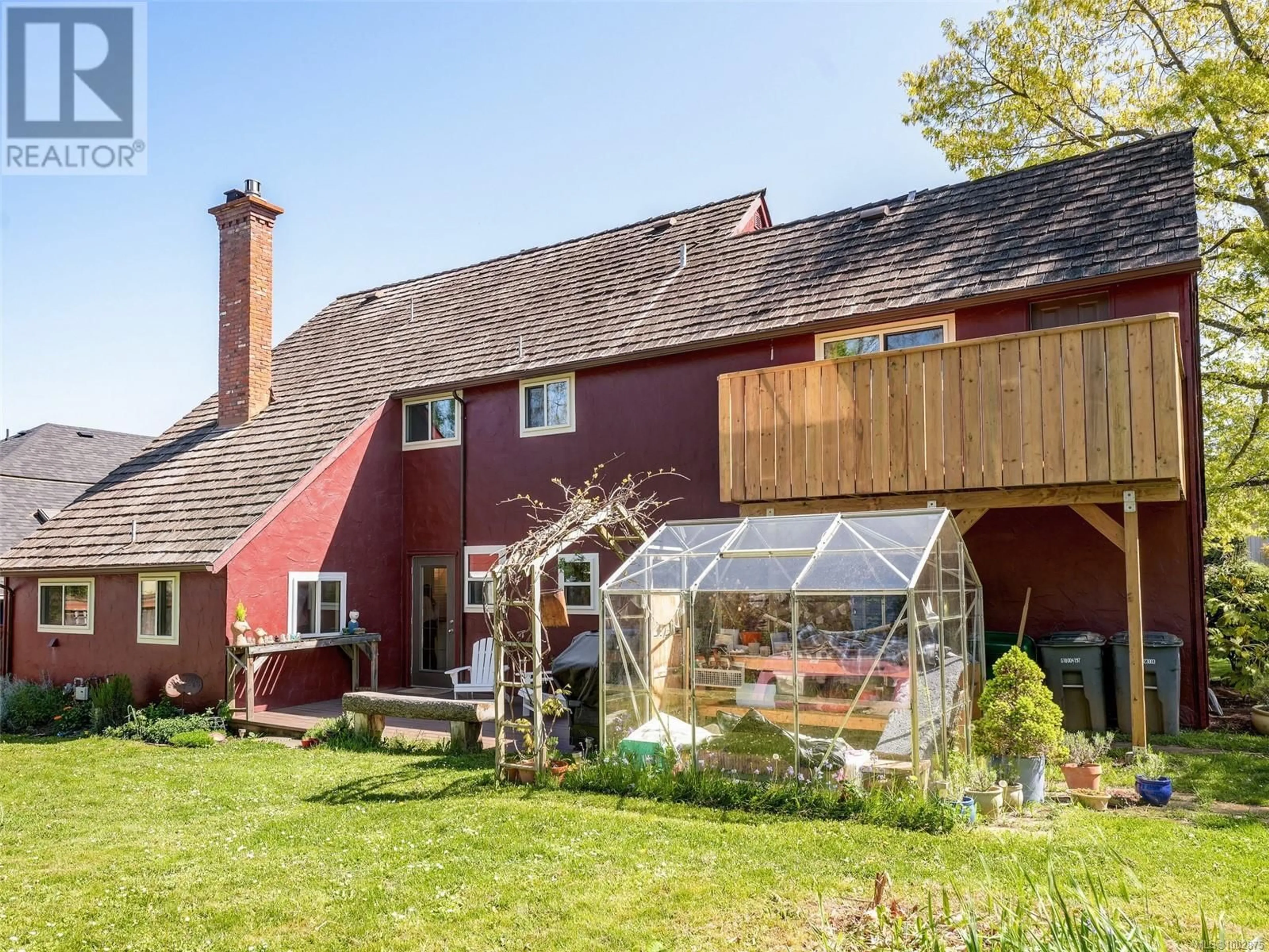 A pic from outside/outdoor area/front of a property/back of a property/a pic from drone, street for 3936 BRAEFOOT ROAD, Saanich British Columbia V8P3T2