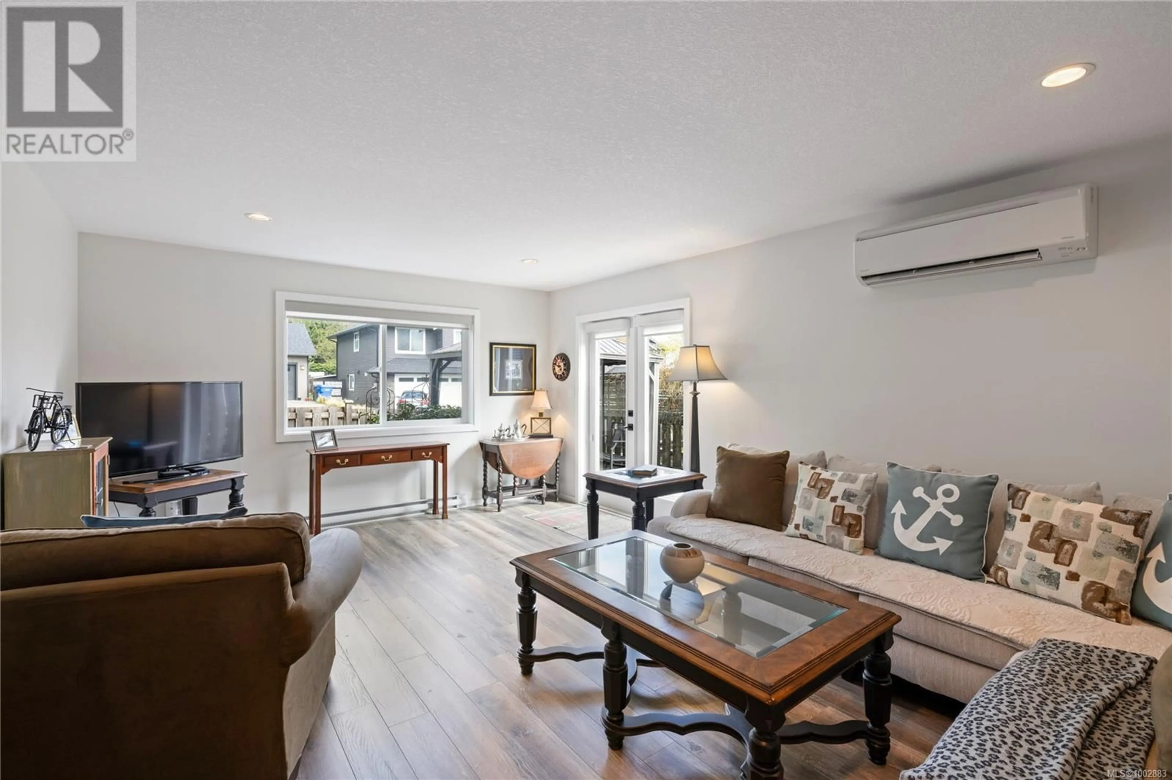 Living room with furniture, wood/laminate floor for 1308 FIELDING ROAD, Nanaimo British Columbia V9X1K8
