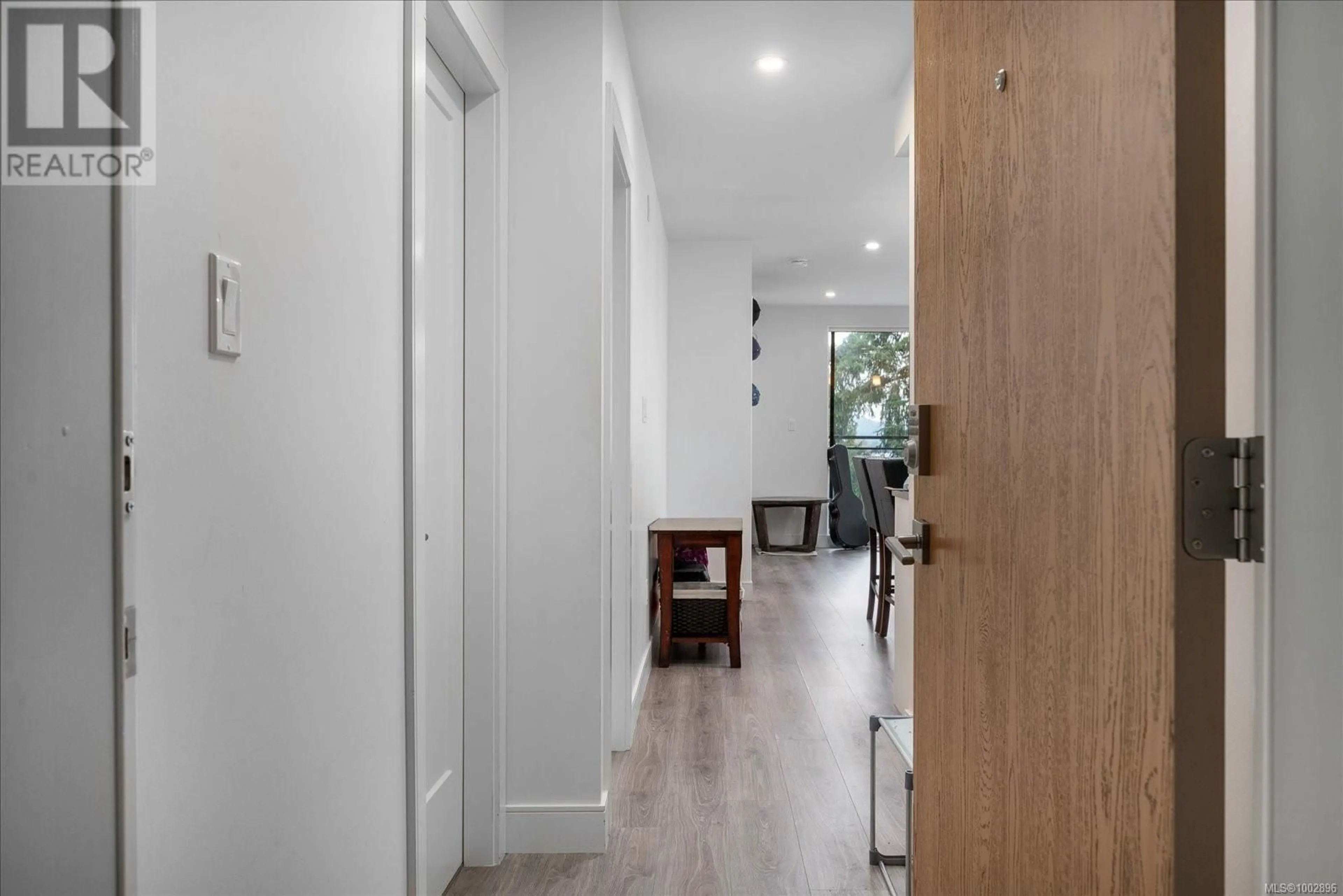 Indoor entryway for 201 - 119 HALIBURTON STREET, Nanaimo British Columbia V9R4V9