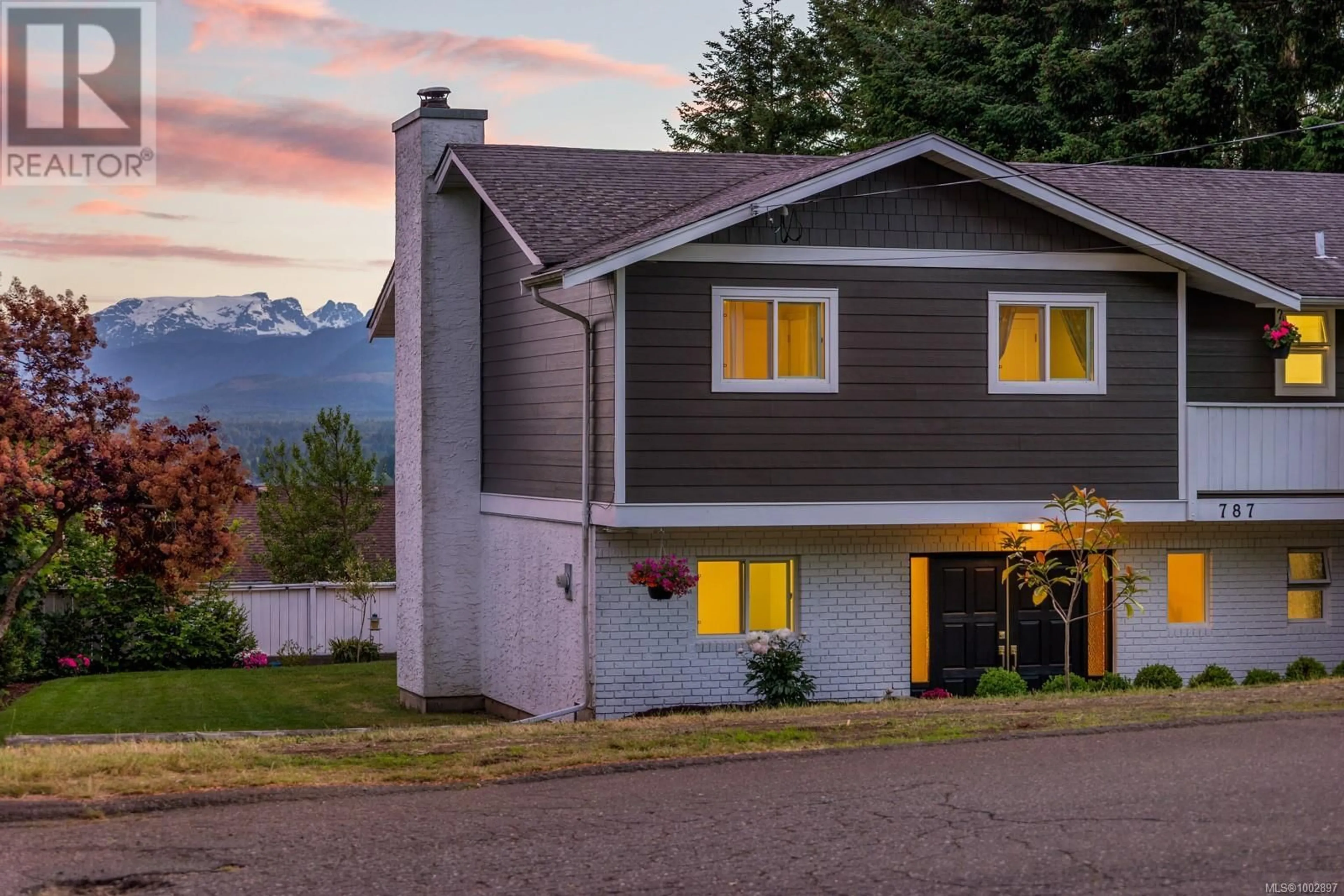 Home with vinyl exterior material, mountain view for 787 EVERGREEN AVENUE, Courtenay British Columbia V9N6Y1