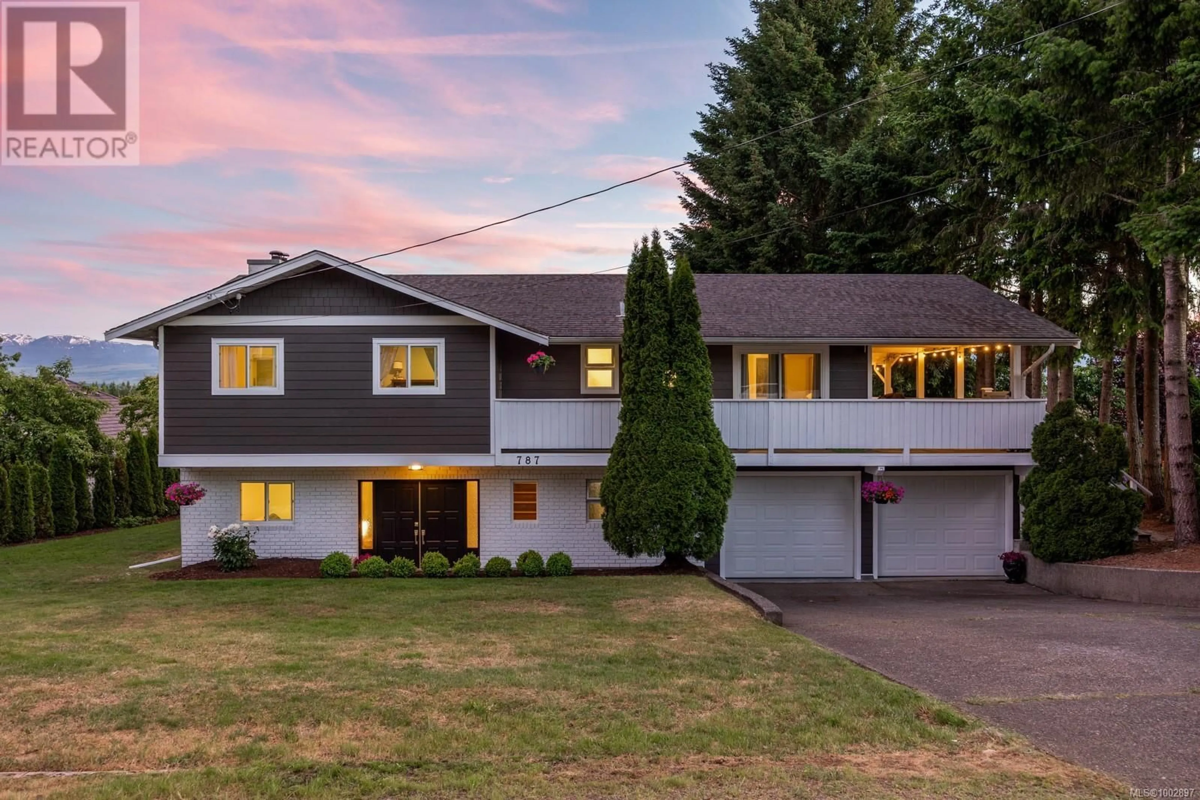Home with vinyl exterior material, street for 787 EVERGREEN AVENUE, Courtenay British Columbia V9N6Y1