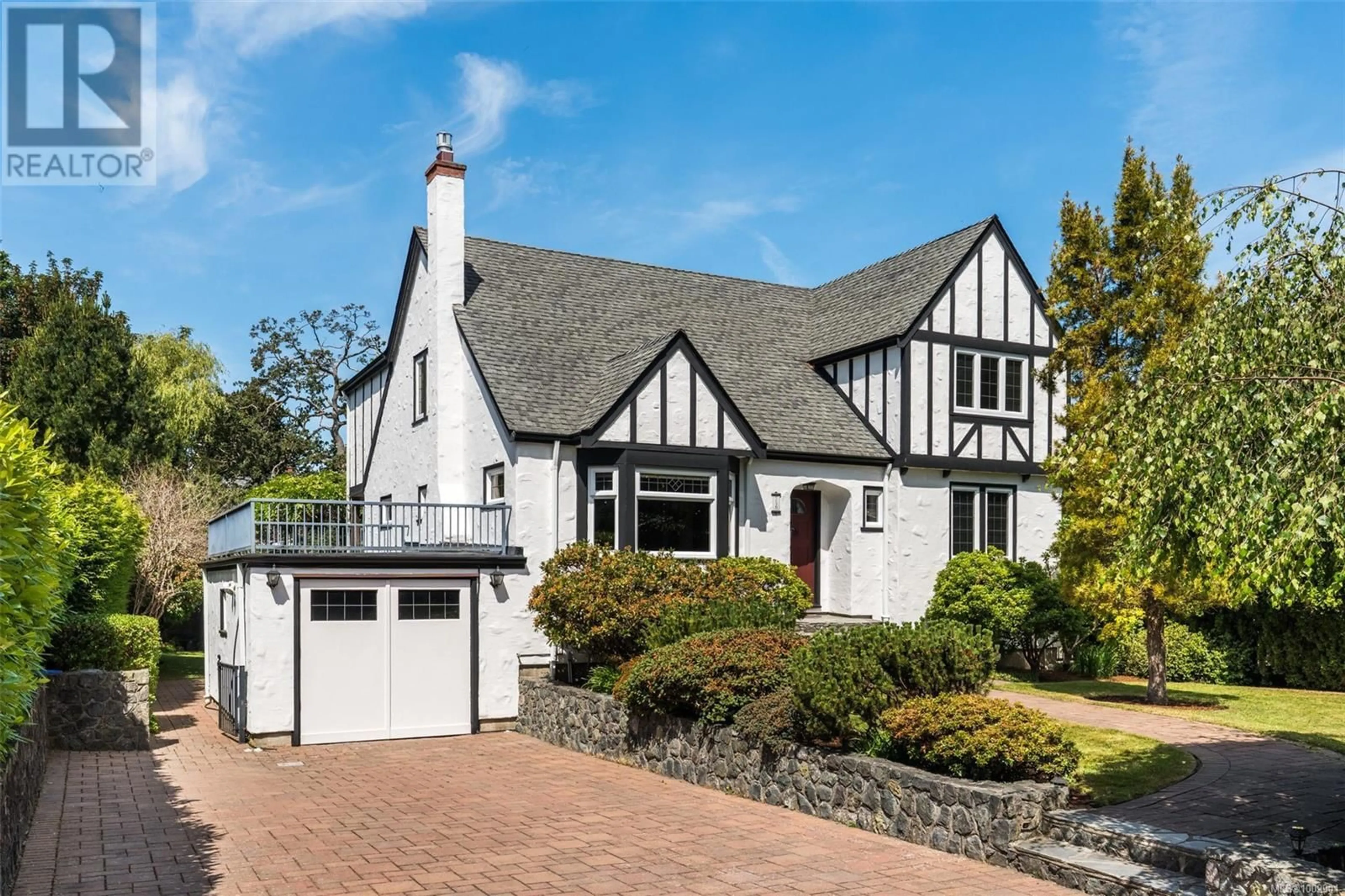 Home with vinyl exterior material, street for 750 ISLAND ROAD, Oak Bay British Columbia V8S2T9