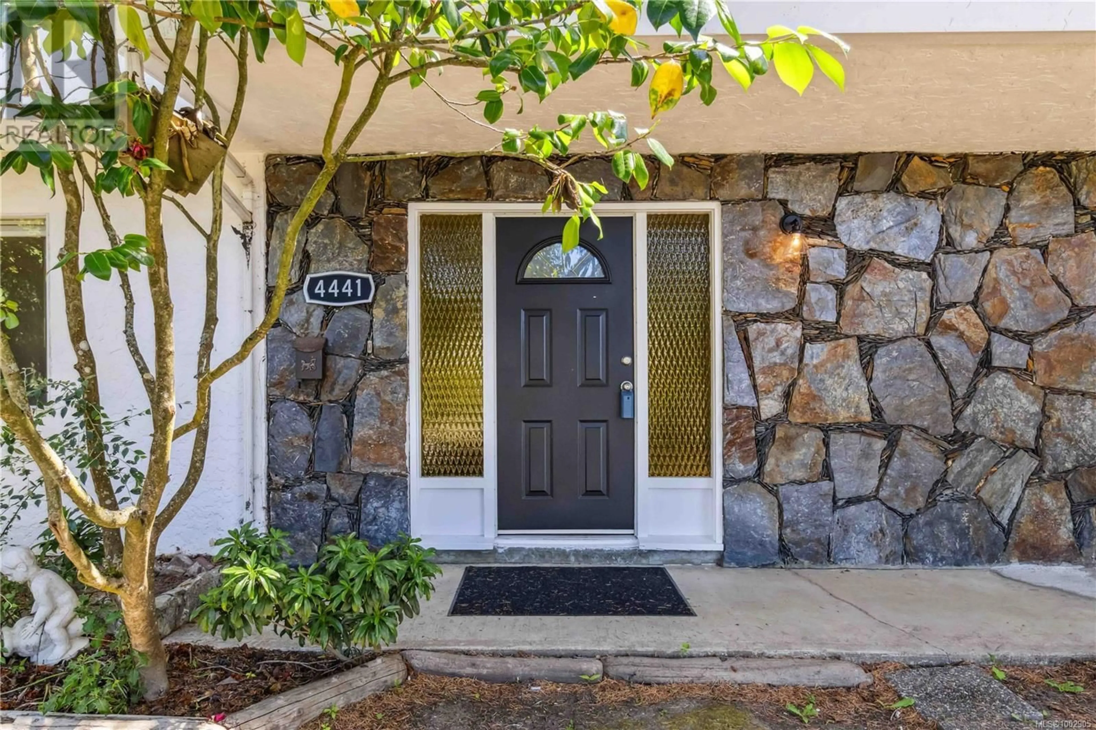 Indoor entryway for 4441 TORRINGTON ROAD, Saanich British Columbia V8N4N8