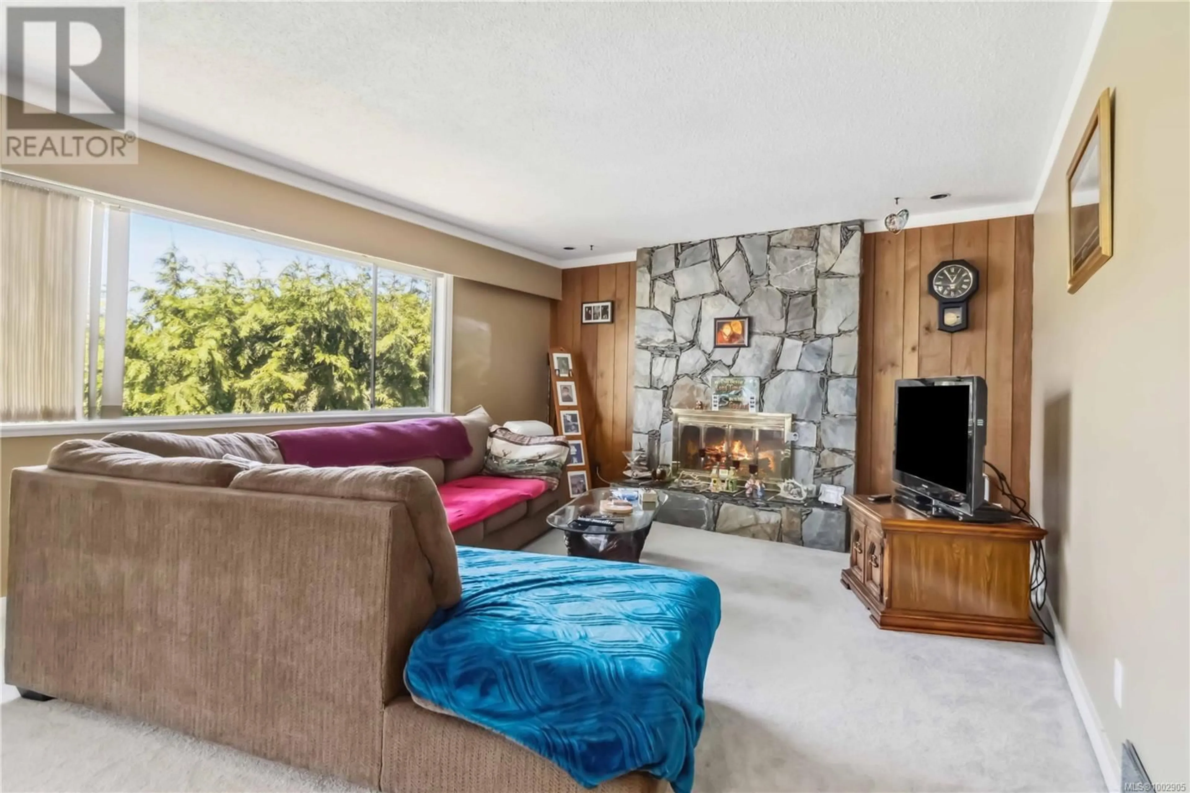 Living room with furniture, unknown for 4441 TORRINGTON ROAD, Saanich British Columbia V8N4N8