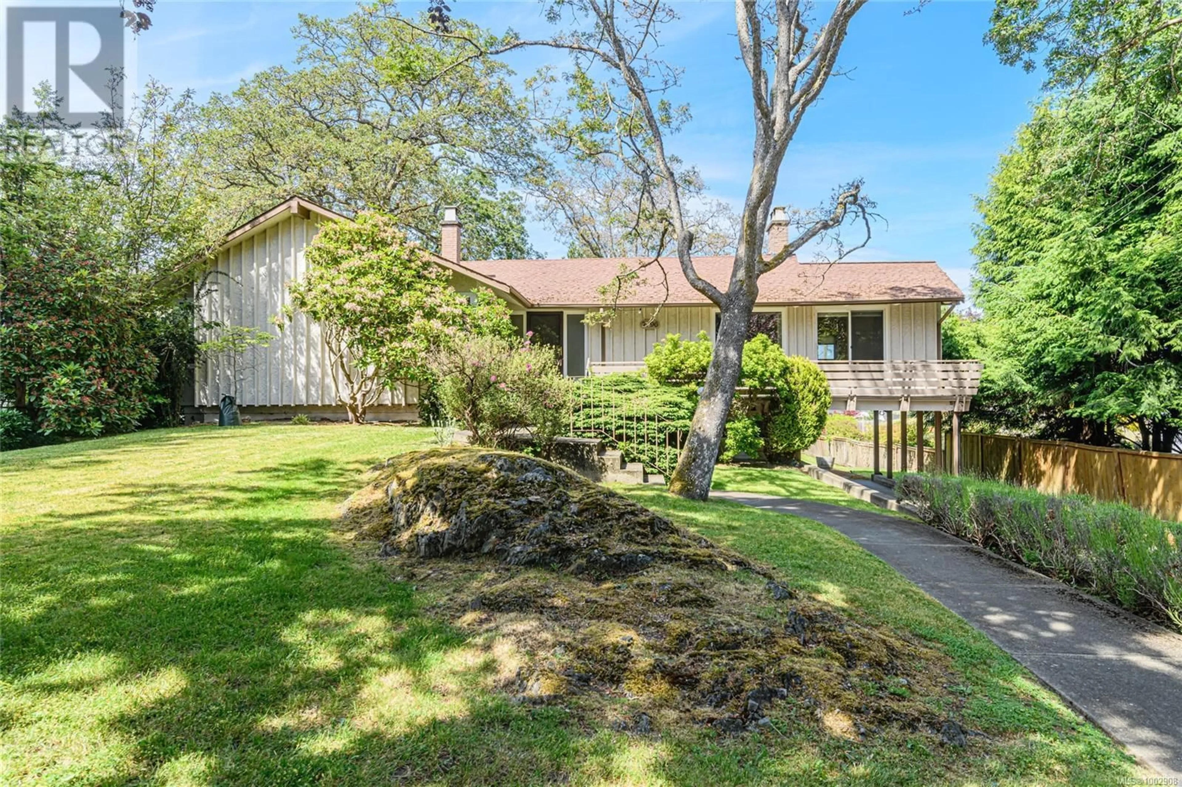 A pic from outside/outdoor area/front of a property/back of a property/a pic from drone, unknown for 2096 KENDAL AVENUE, Oak Bay British Columbia V8P1R9
