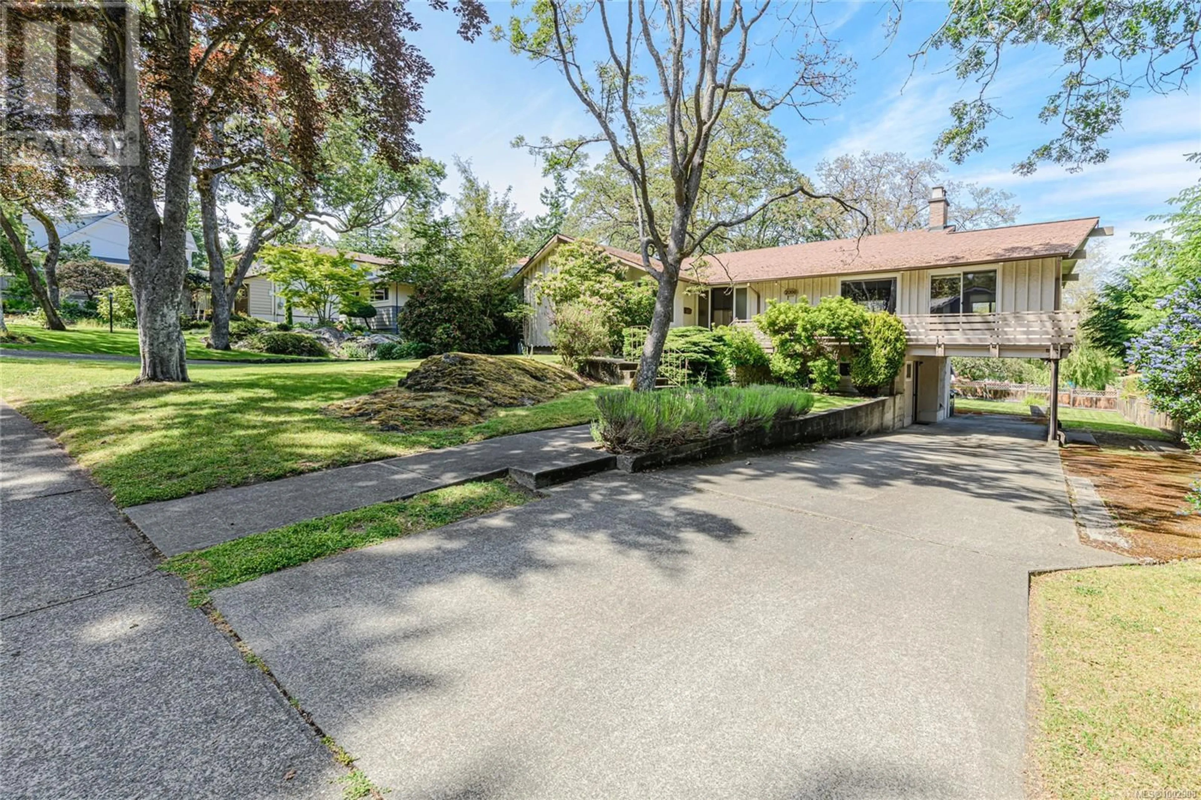 Patio, water/lake/river/ocean view for 2096 KENDAL AVENUE, Oak Bay British Columbia V8P1R9