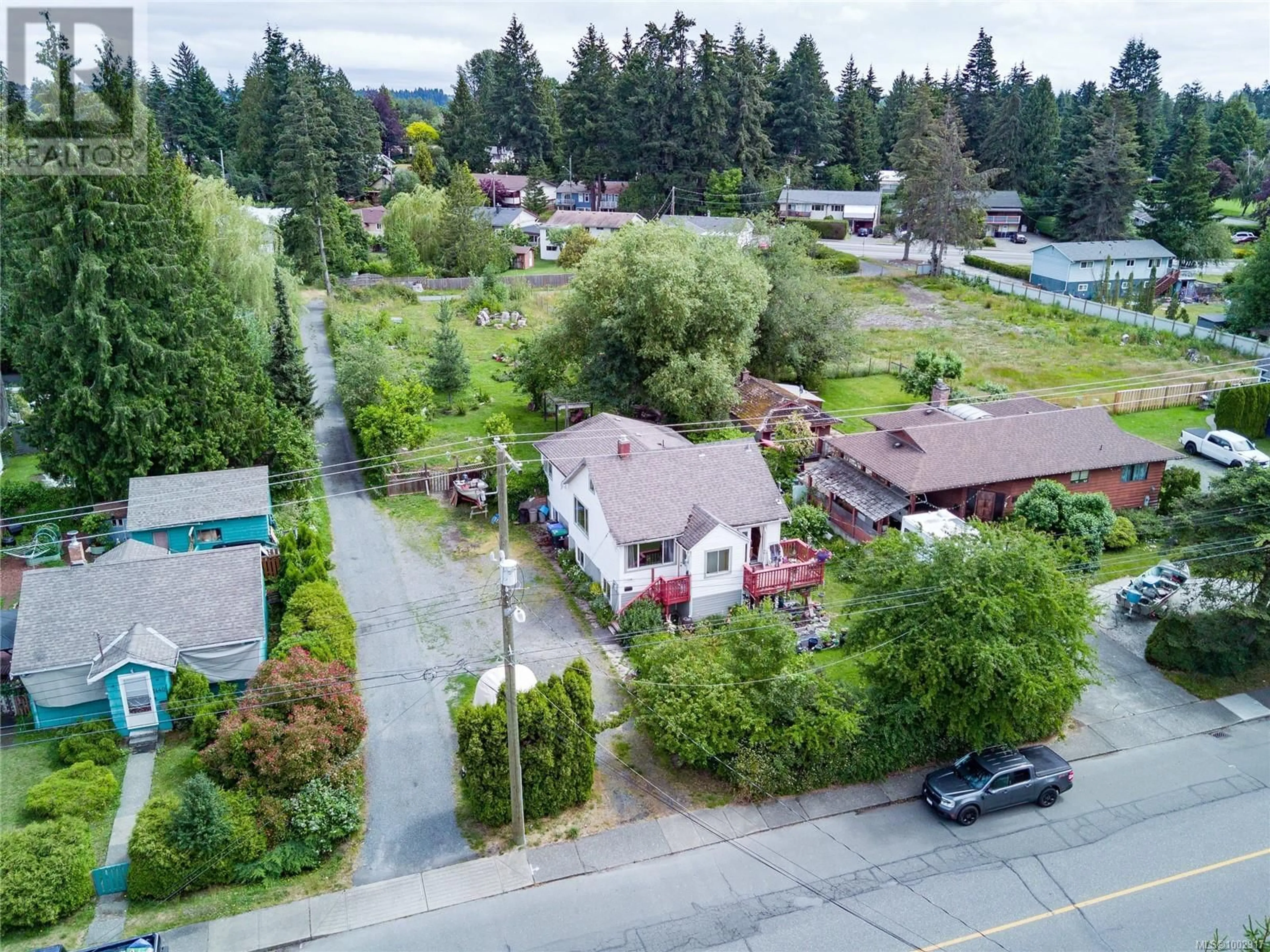 A pic from outside/outdoor area/front of a property/back of a property/a pic from drone, street for 1530 WILLEMAR AVENUE, Courtenay British Columbia V9N3M3