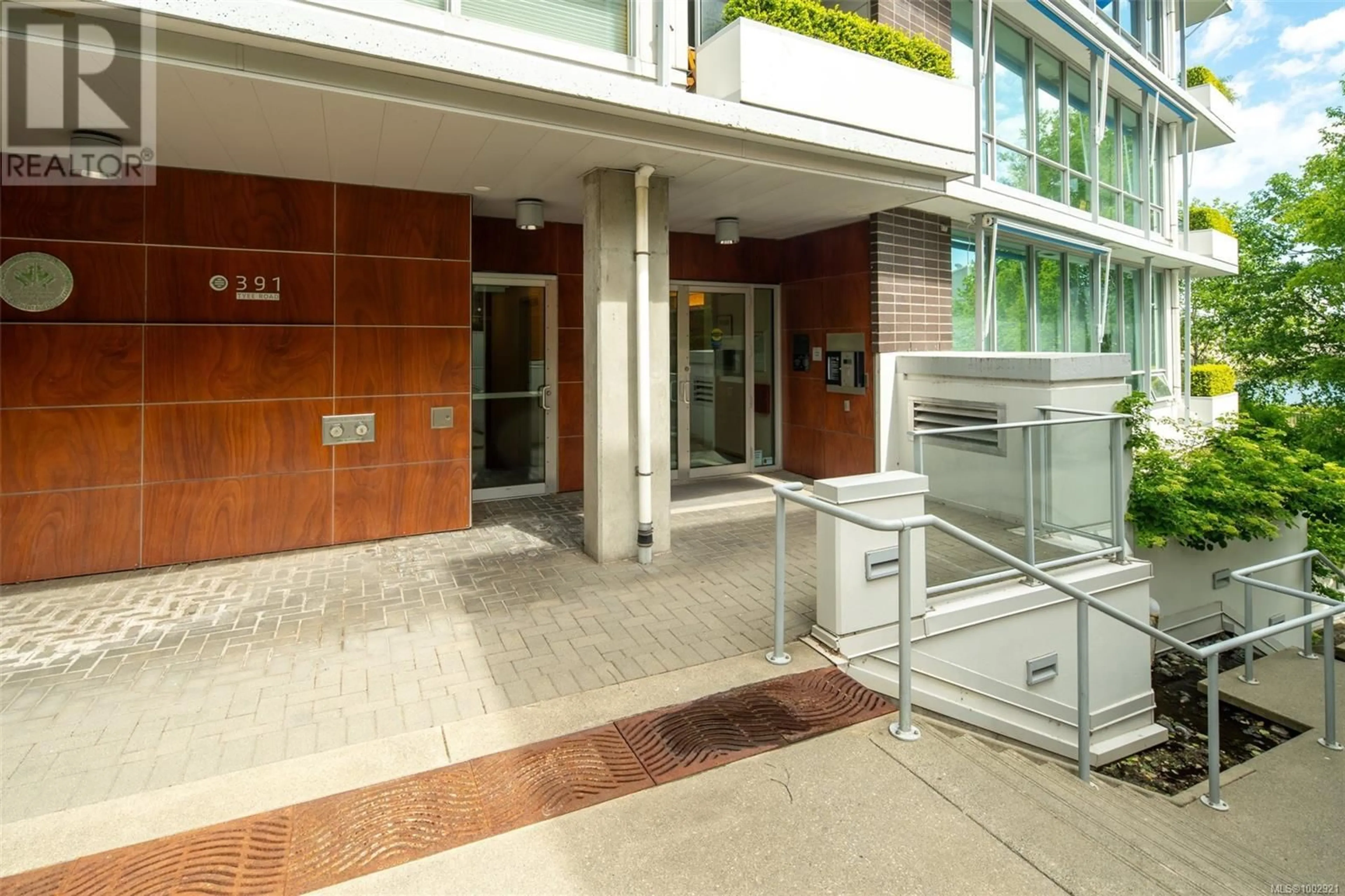 Indoor foyer for 407 - 391 TYEE ROAD, Victoria British Columbia V9A0A9