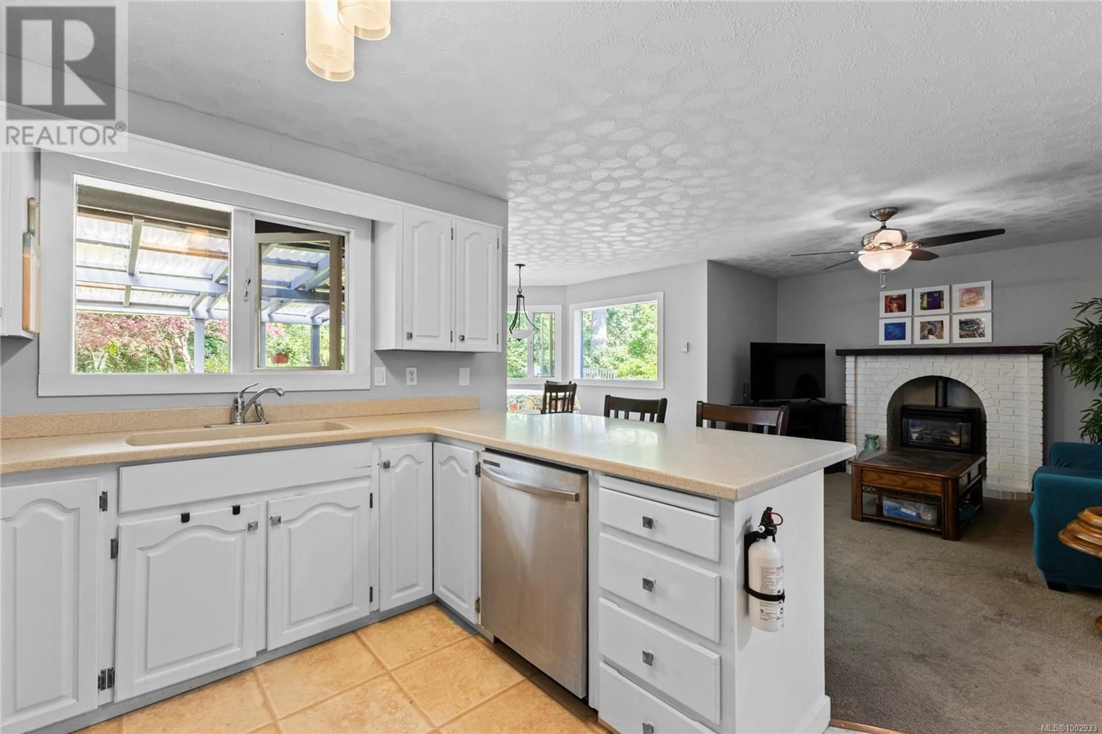 Open concept kitchen, ceramic/tile floor for 1692 MEADOWBROOK DRIVE, Campbell River British Columbia V9W7E7