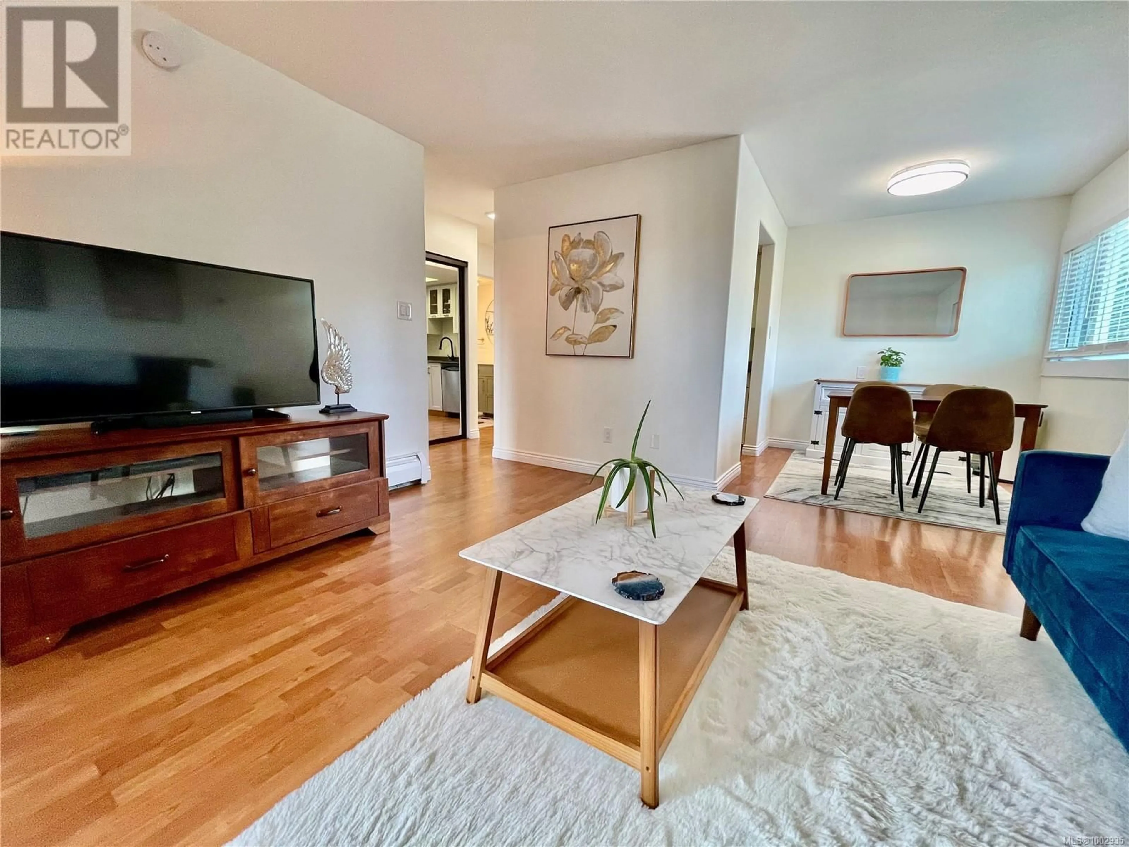 Living room with furniture, wood/laminate floor for 359 - 2930 WASHINGTON AVENUE, Victoria British Columbia V9A1P5