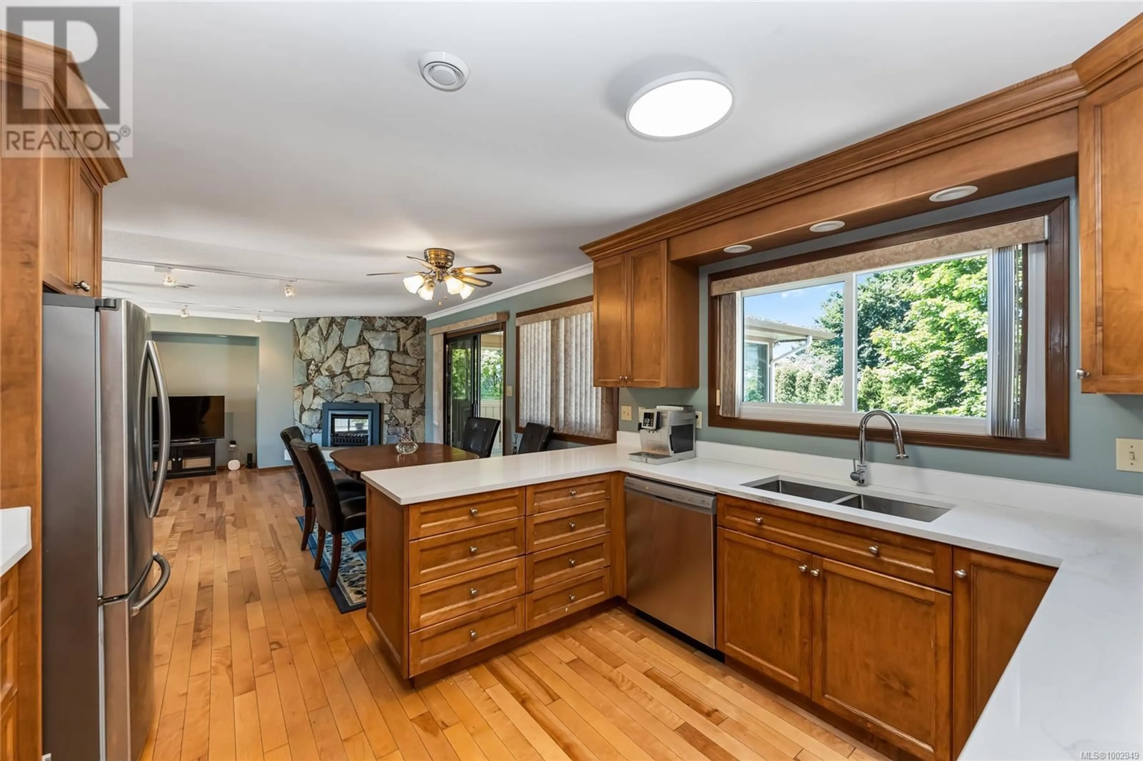 Open concept kitchen, unknown for 1808 VALENCIA PLACE, Saanich British Columbia V8N5W1