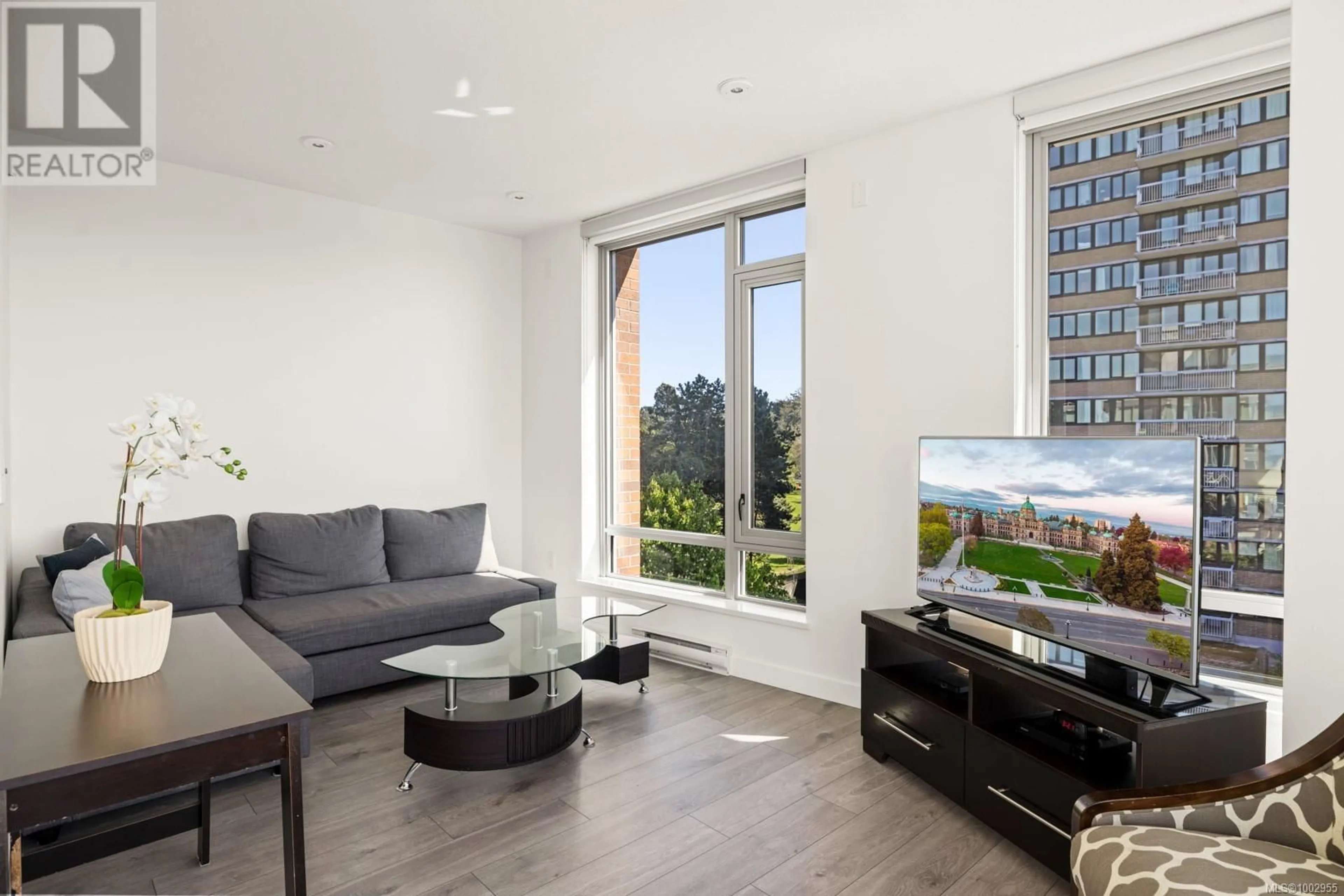 Living room with furniture, wood/laminate floor for 602 - 646 MICHIGAN STREET, Victoria British Columbia V8V0B7