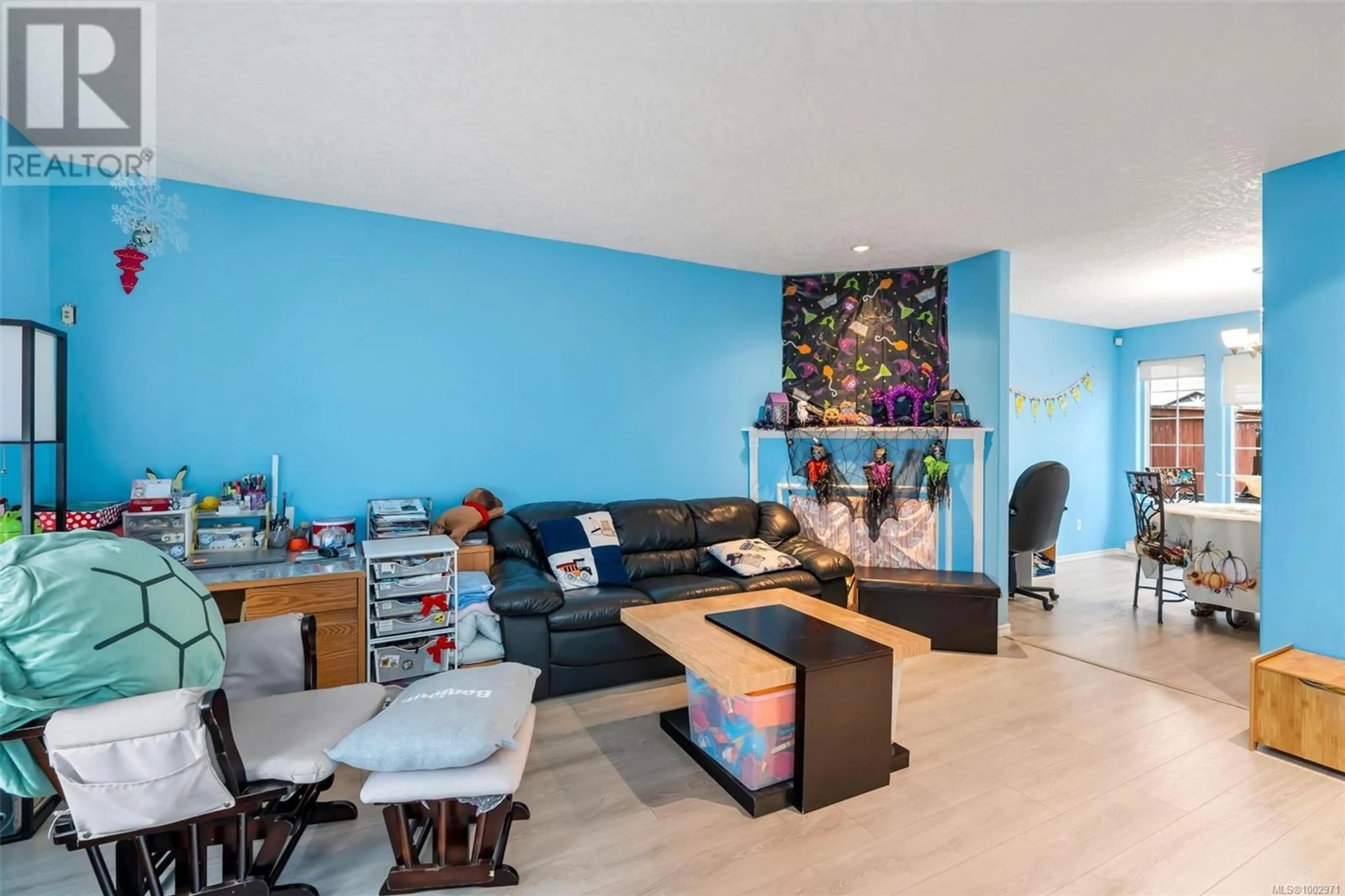 Living room with furniture, wood/laminate floor for 2694 FERGUS COURT, Langford British Columbia V9C3C6