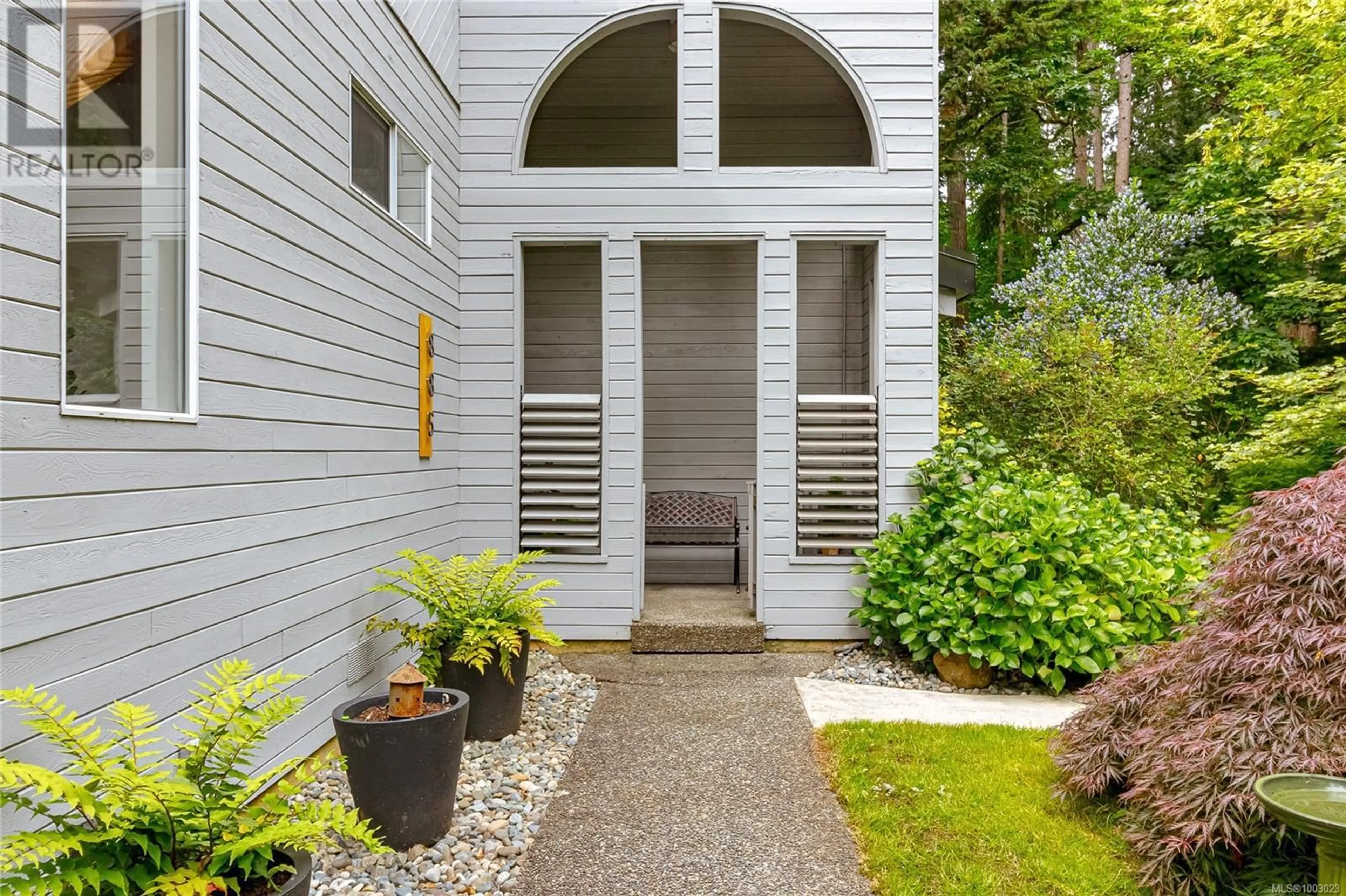 Indoor entryway for 885 FALKIRK AVENUE, North Saanich British Columbia V8L5G8