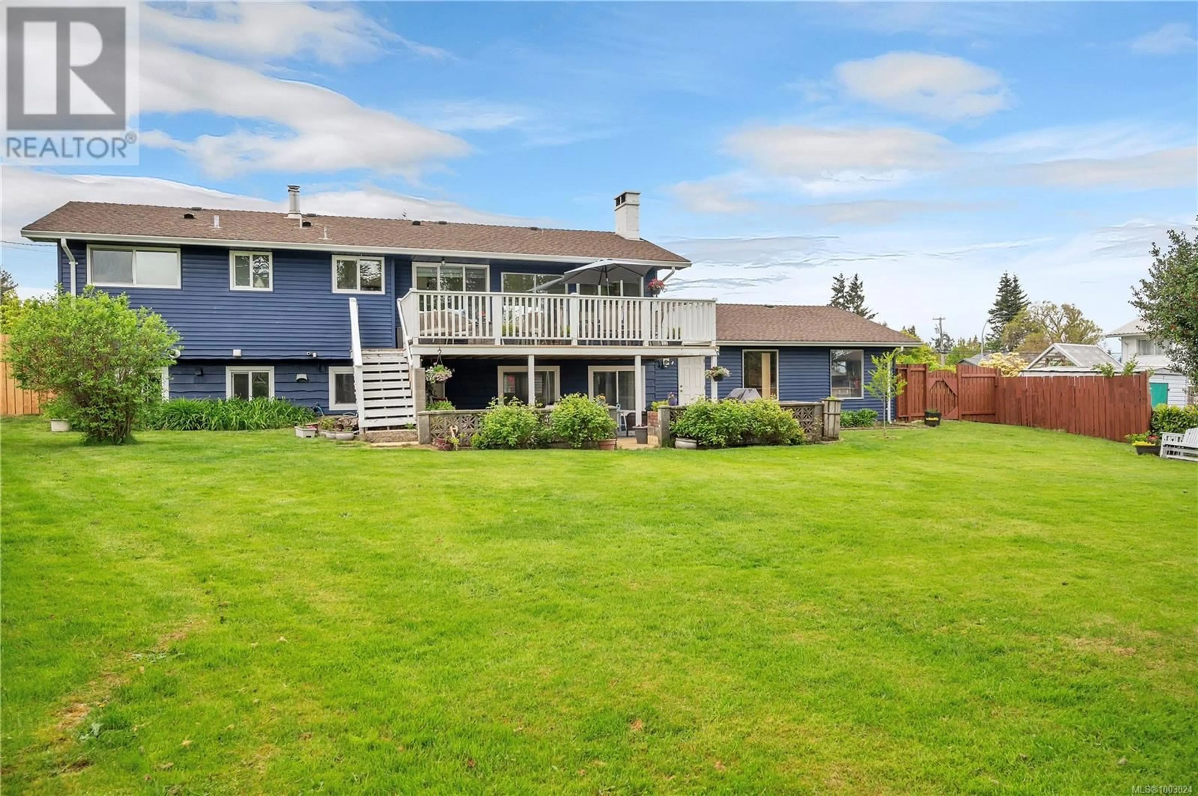 A pic from outside/outdoor area/front of a property/back of a property/a pic from drone, water/lake/river/ocean view for 307 FRANCES AVENUE, Campbell River British Columbia V9W1Y1