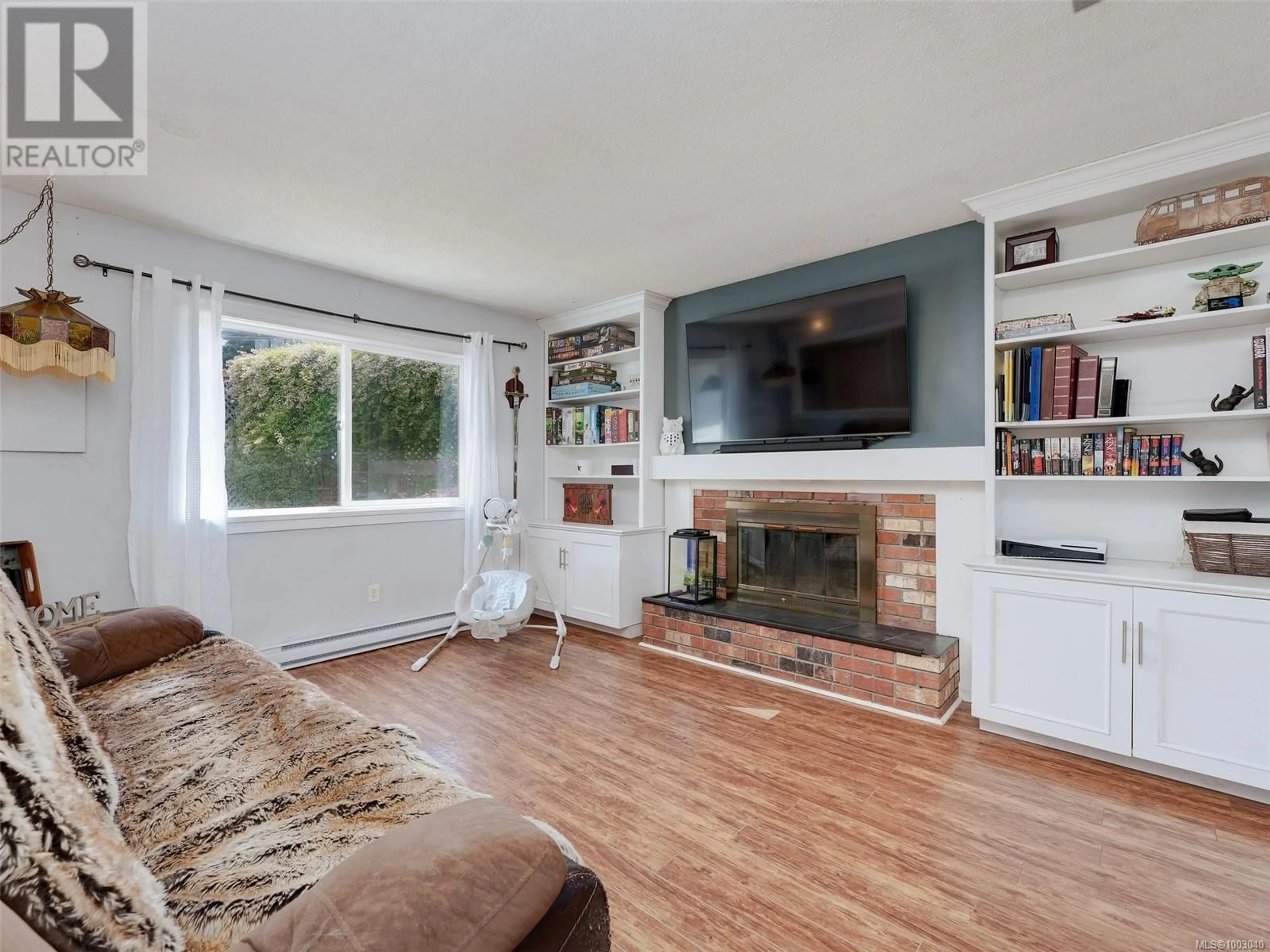 Living room with furniture, wood/laminate floor for 2670 CLAUDE ROAD, Langford British Columbia V9B3T6