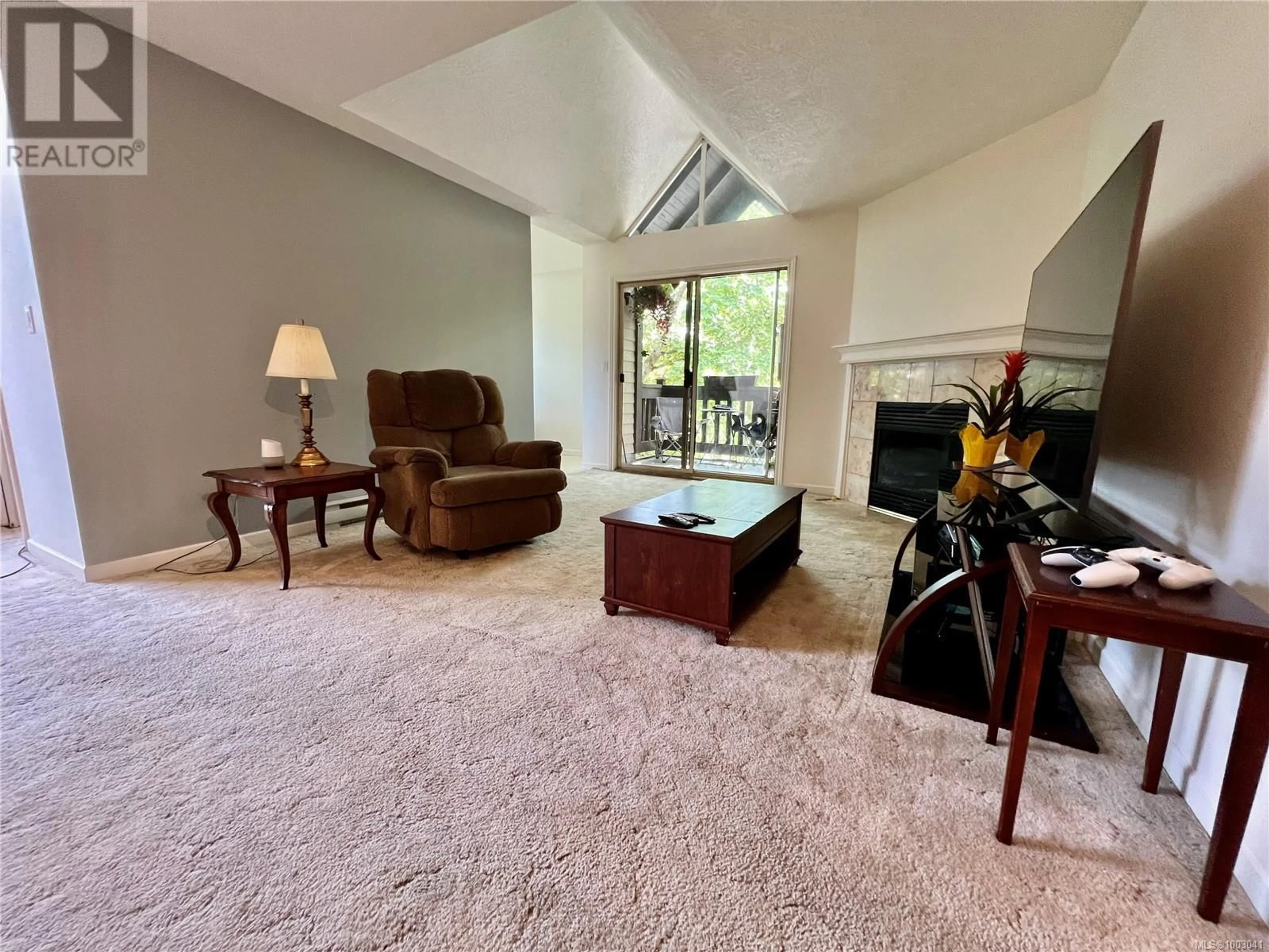 Living room with furniture, carpet floor for 303 - 108 GORGE ROAD WEST, Saanich British Columbia V9A1M2