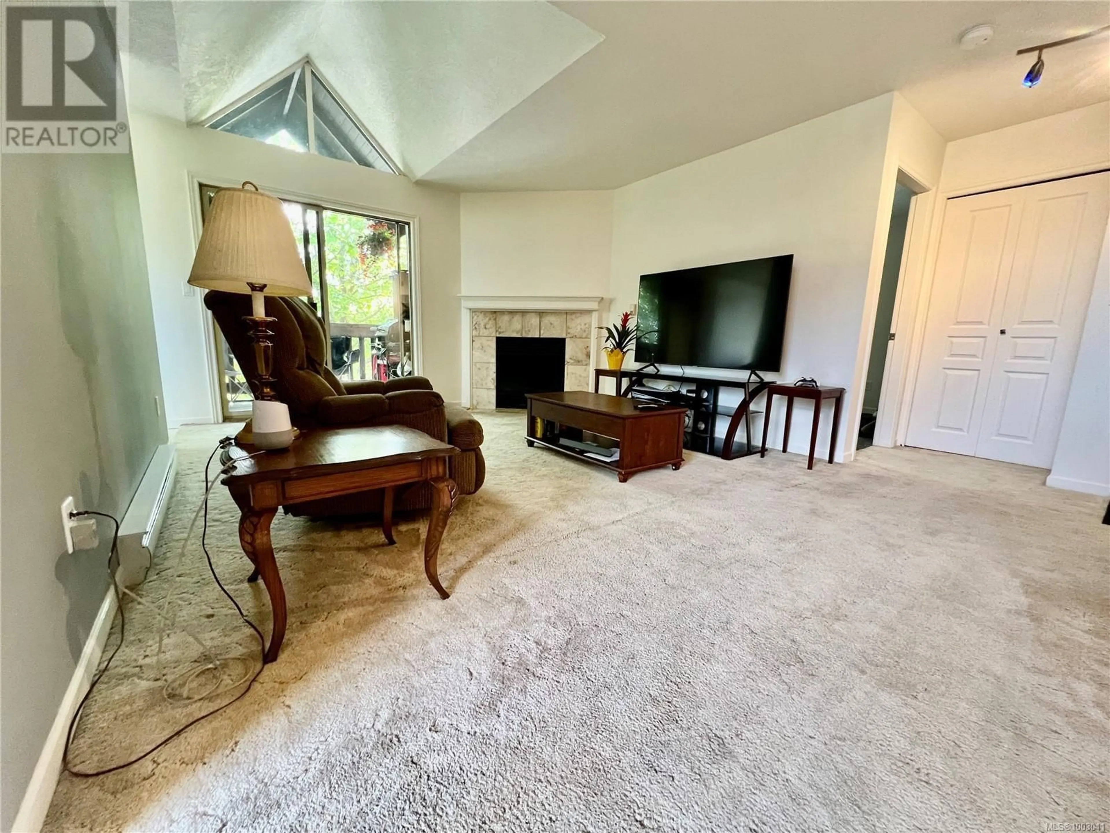 Living room with furniture, unknown for 303 - 108 GORGE ROAD WEST, Saanich British Columbia V9A1M2
