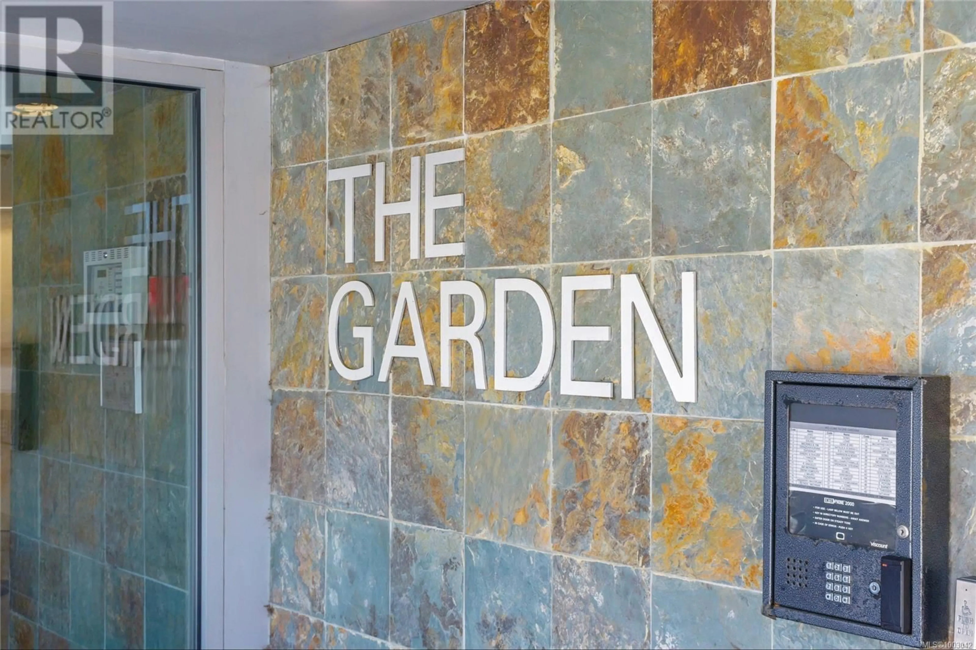 Indoor foyer for 204 - 1550 CHURCH AVENUE, Saanich British Columbia V8P2H1