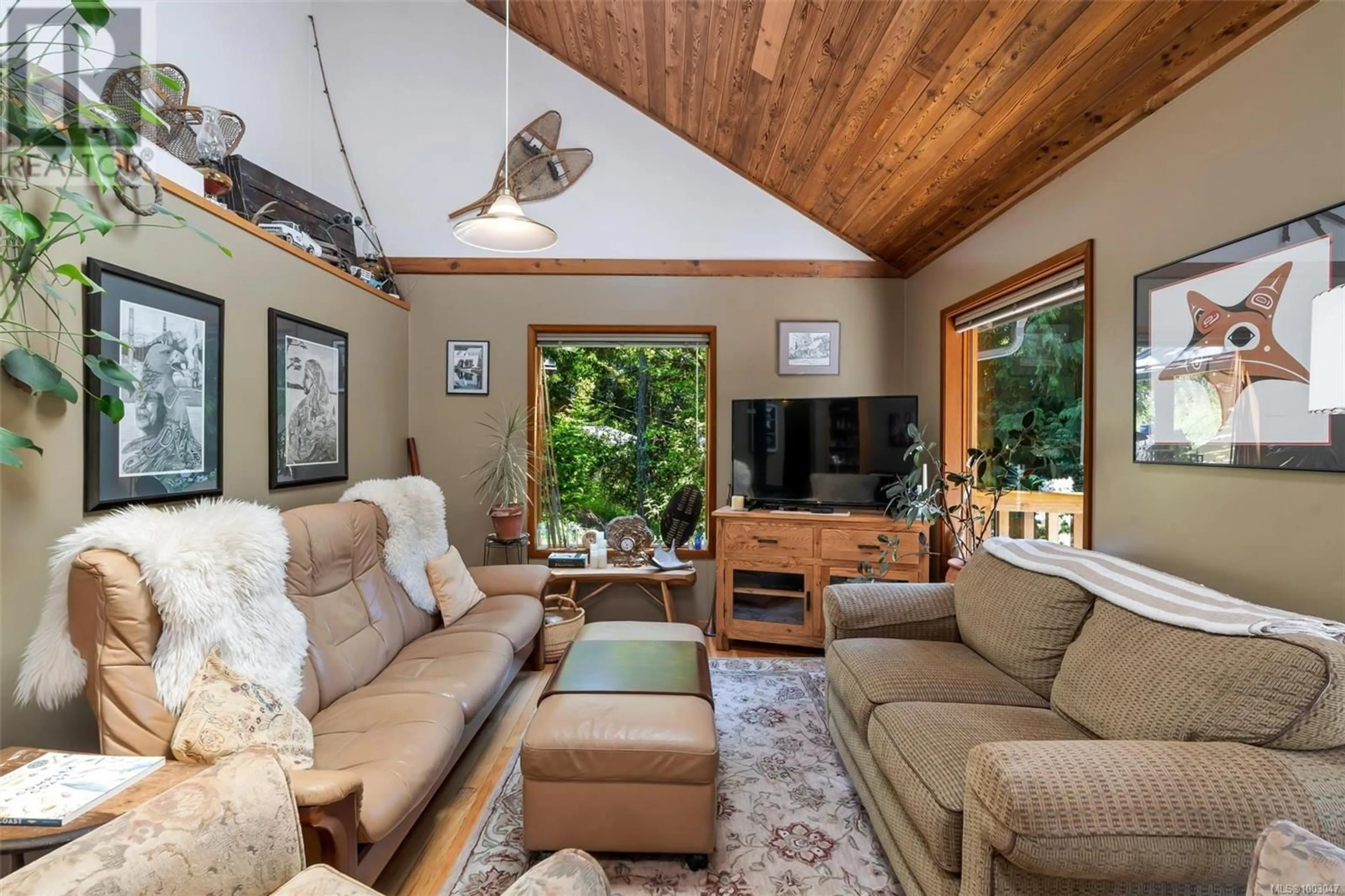 Living room with furniture, unknown for 997 HERD ROAD, Duncan British Columbia V9L5W9