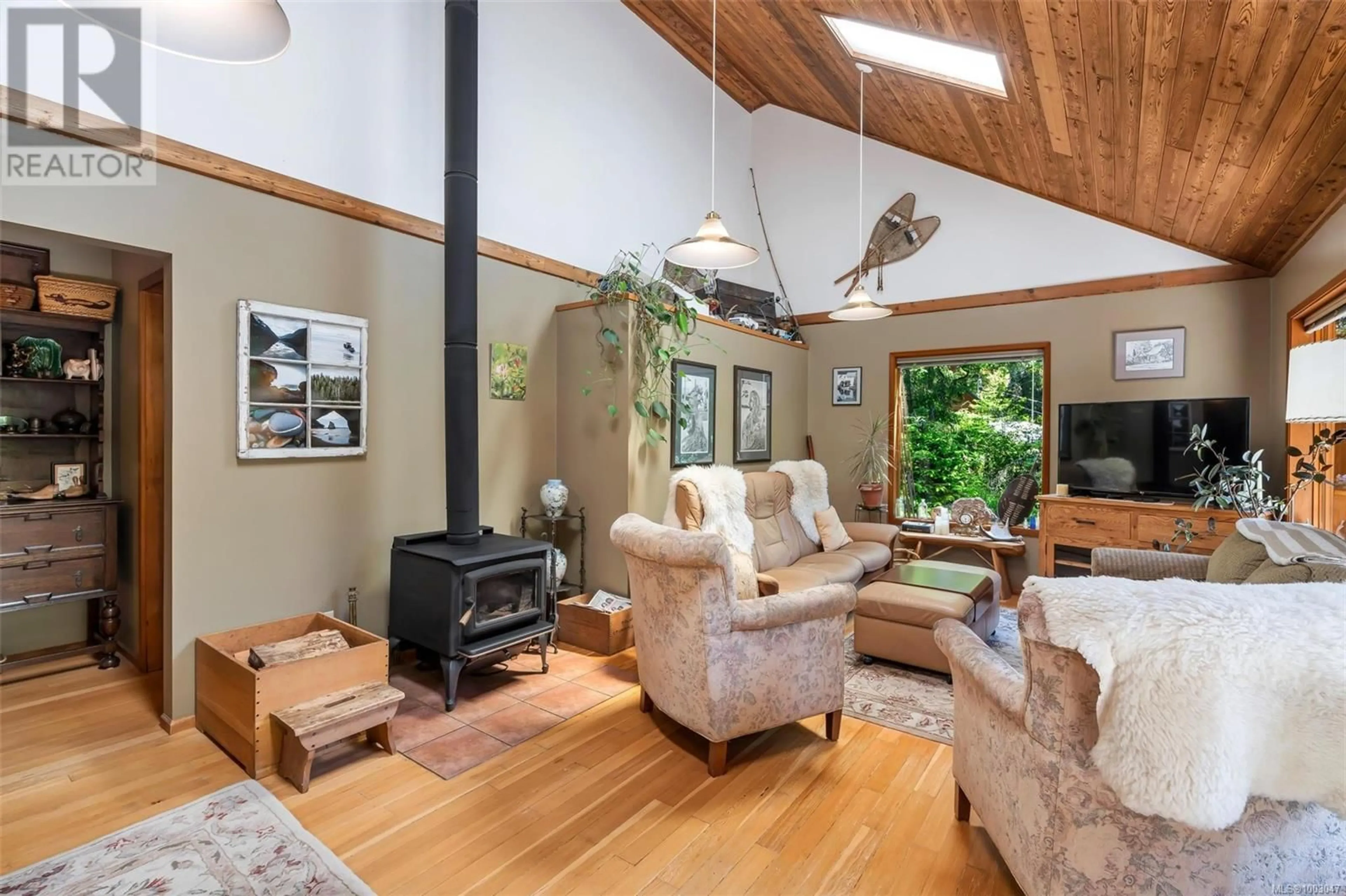 Living room with furniture, wood/laminate floor for 997 HERD ROAD, Duncan British Columbia V9L5W9