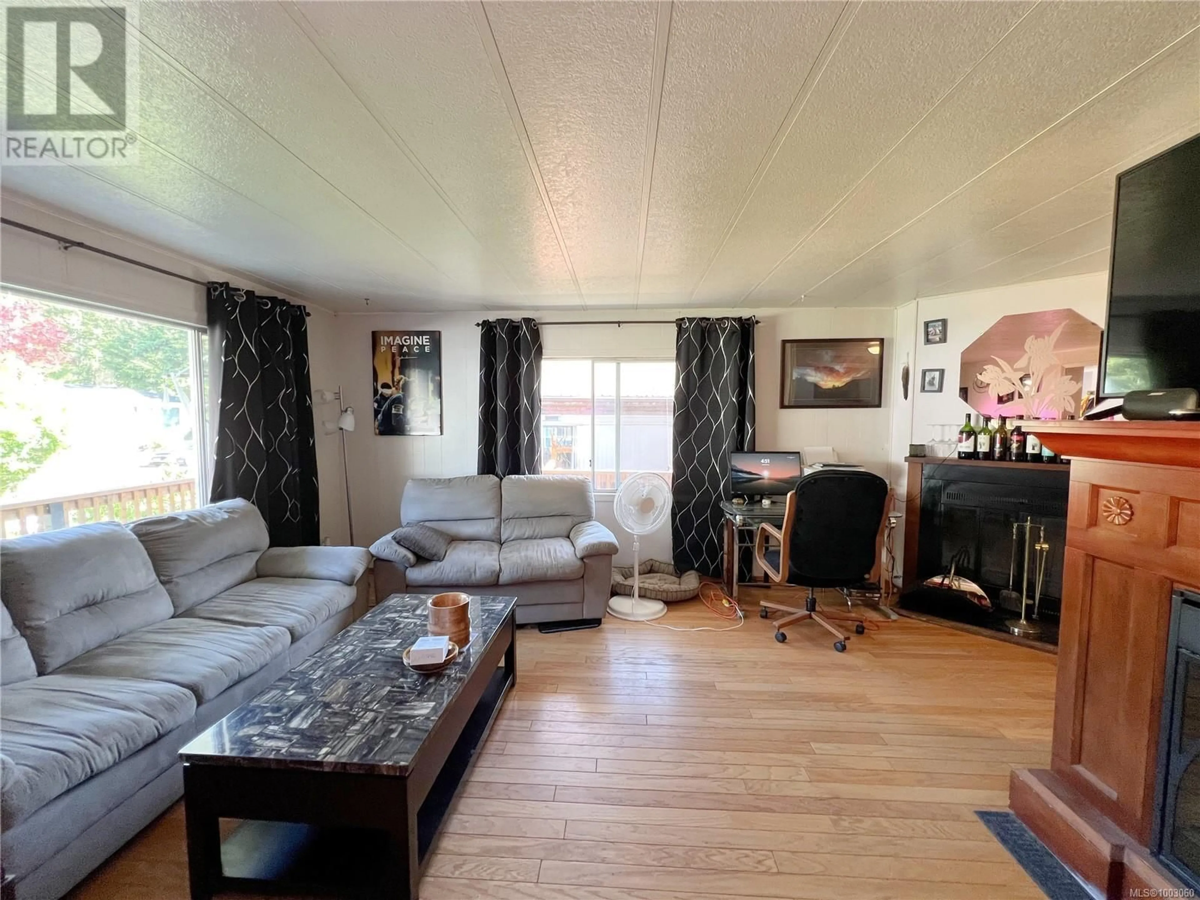 Living room with furniture, wood/laminate floor for 505 CONUMA DRIVE, Gold River British Columbia V0P1G0