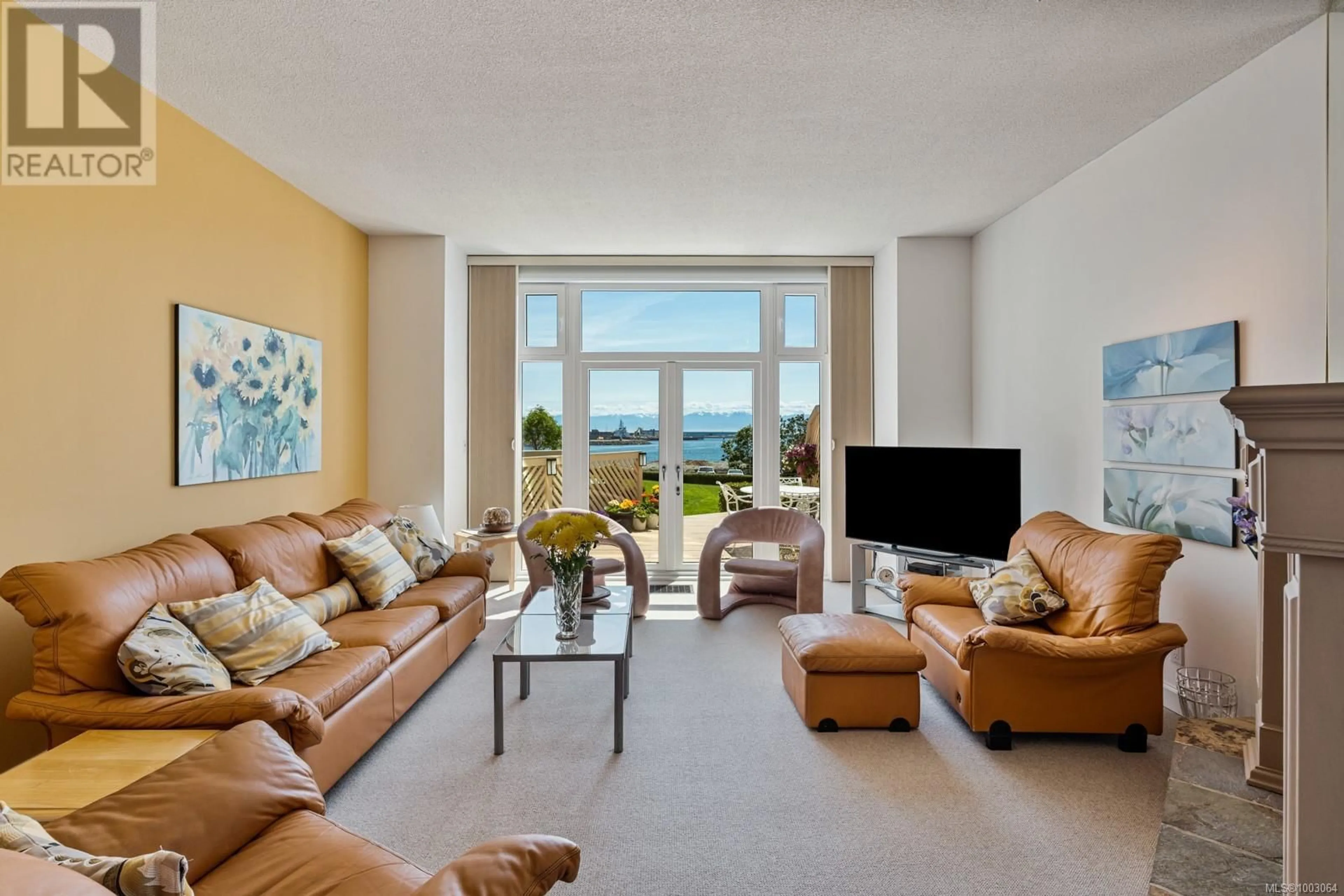 Living room with furniture, ceramic/tile floor for 40 - 211 ROBERT STREET, Victoria British Columbia V9A3Z1