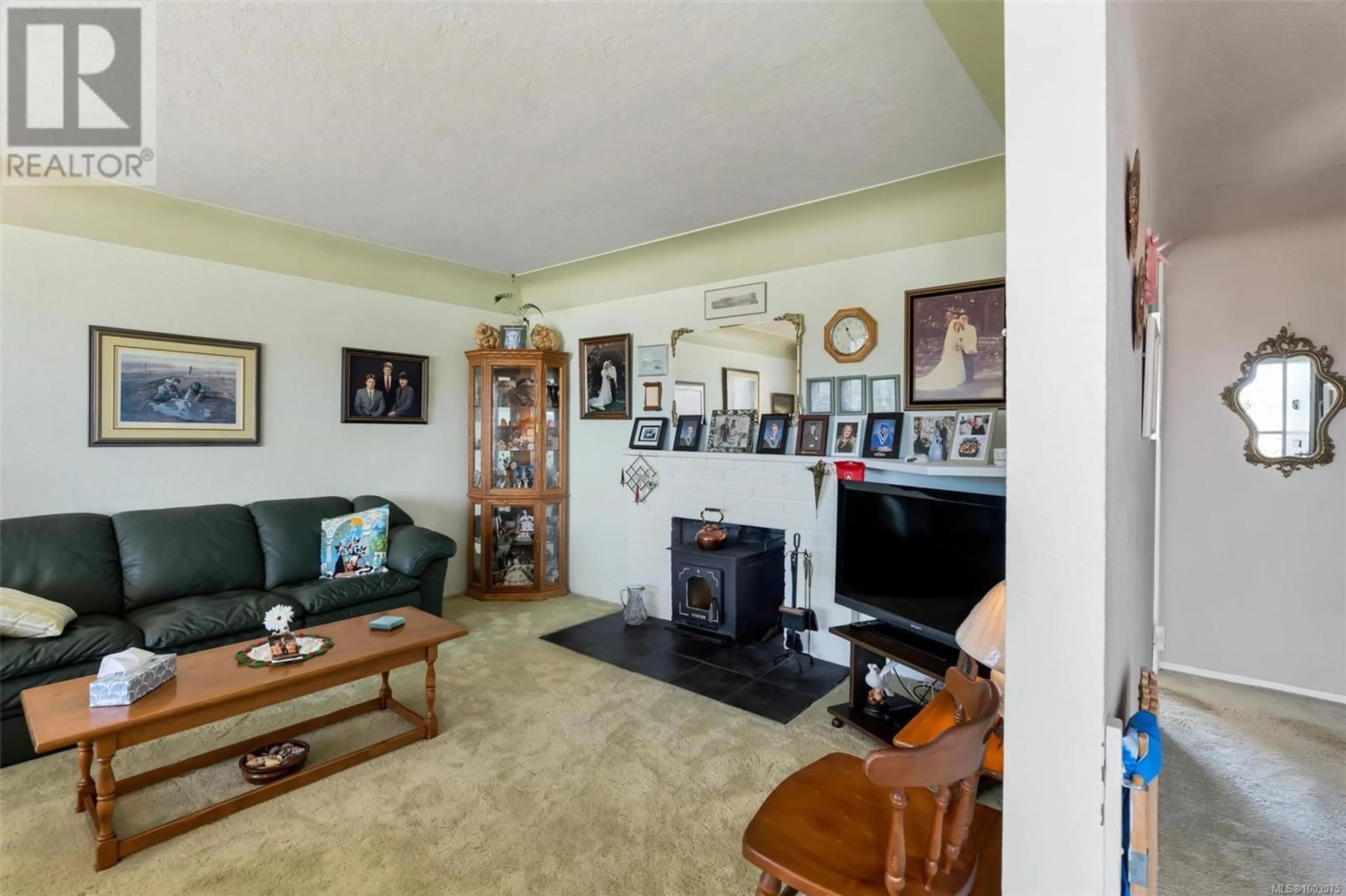Living room with furniture, unknown for 3245 ALBION ROAD, Saanich British Columbia V8Z3T5