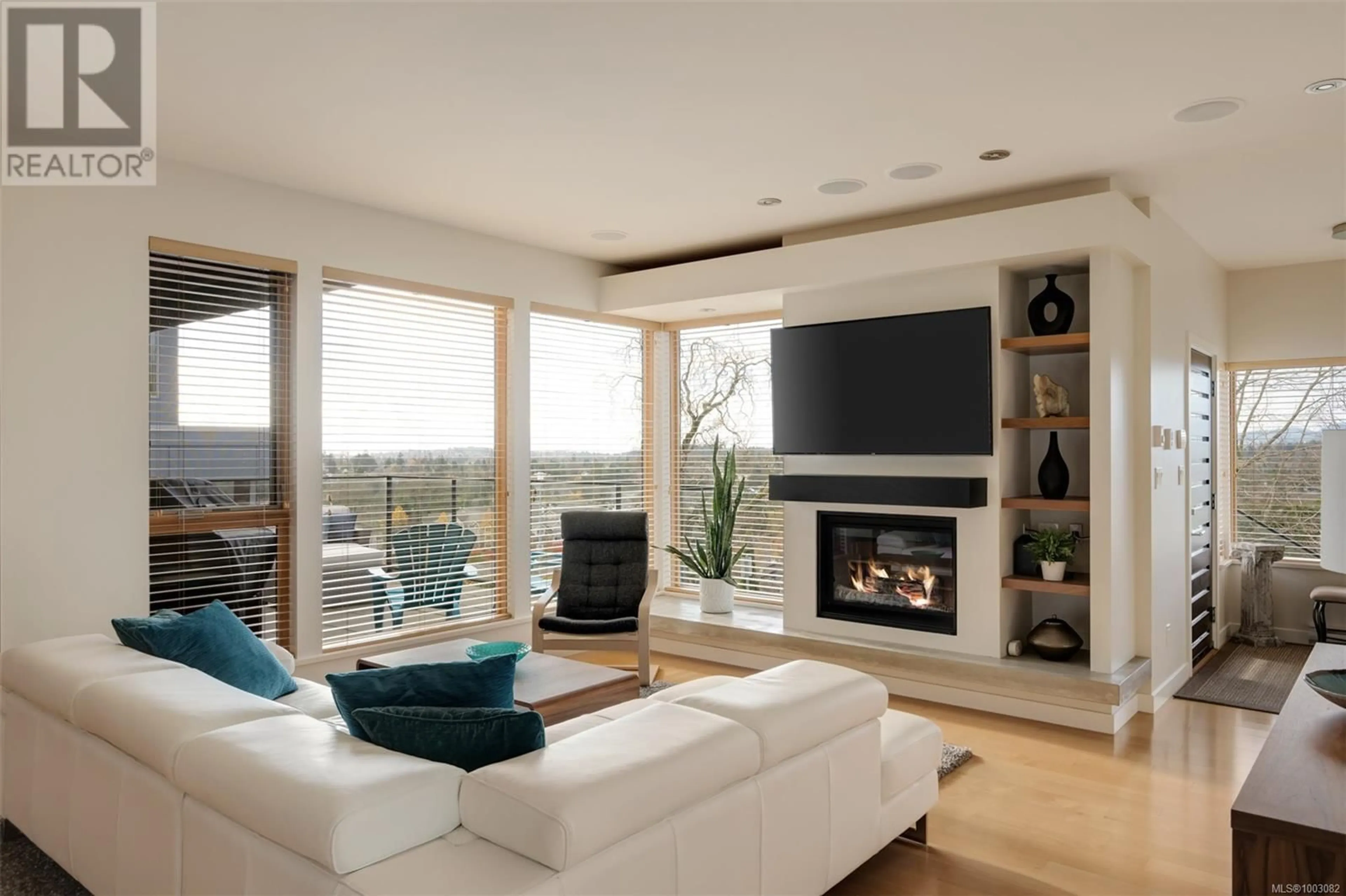 Living room with furniture, wood/laminate floor for 4035 RAINBOW STREET, Saanich British Columbia V8X2A8