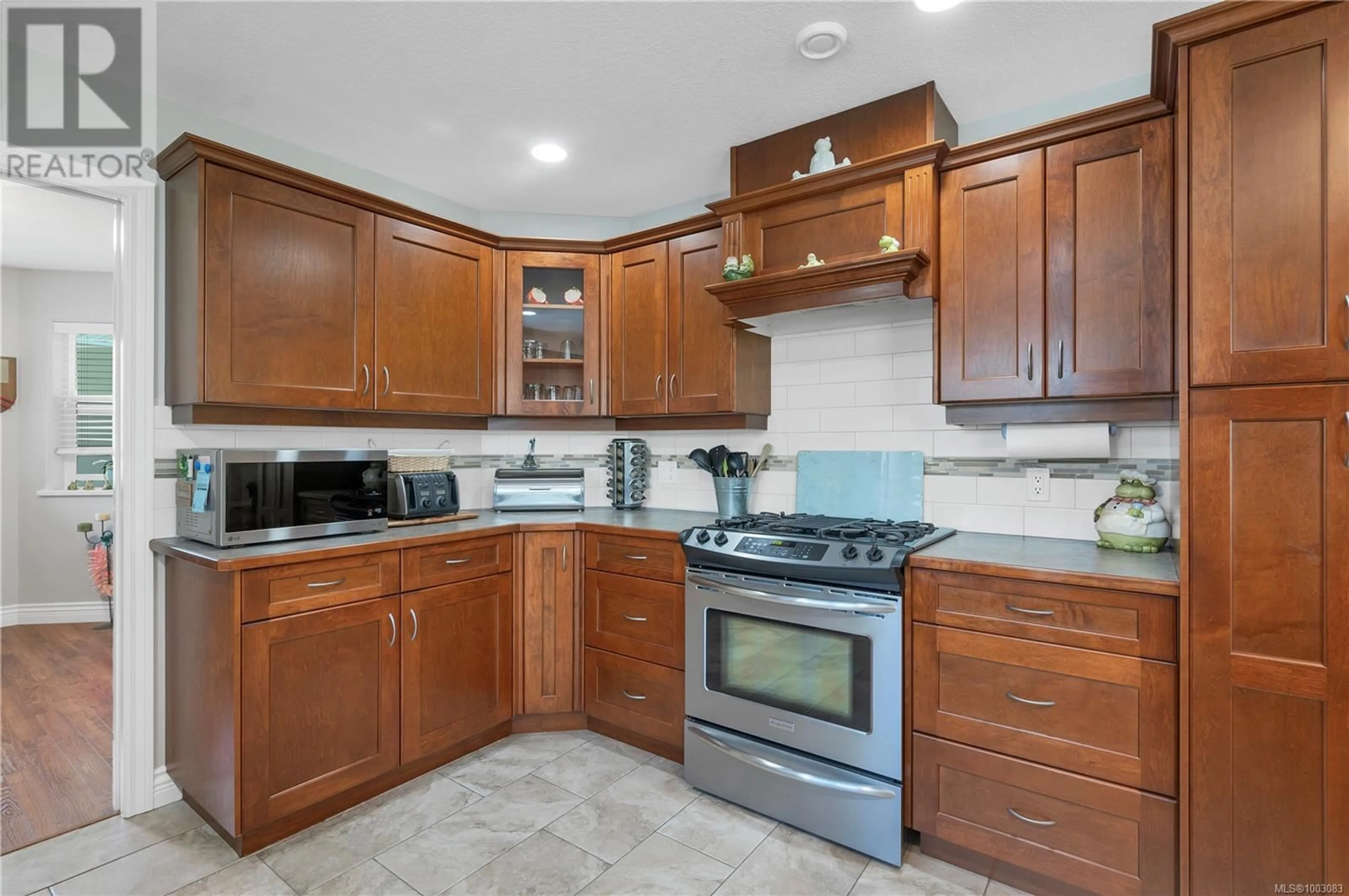 Standard kitchen, ceramic/tile floor for 72 - 2006 SIERRA DRIVE, Campbell River British Columbia V9H1V6