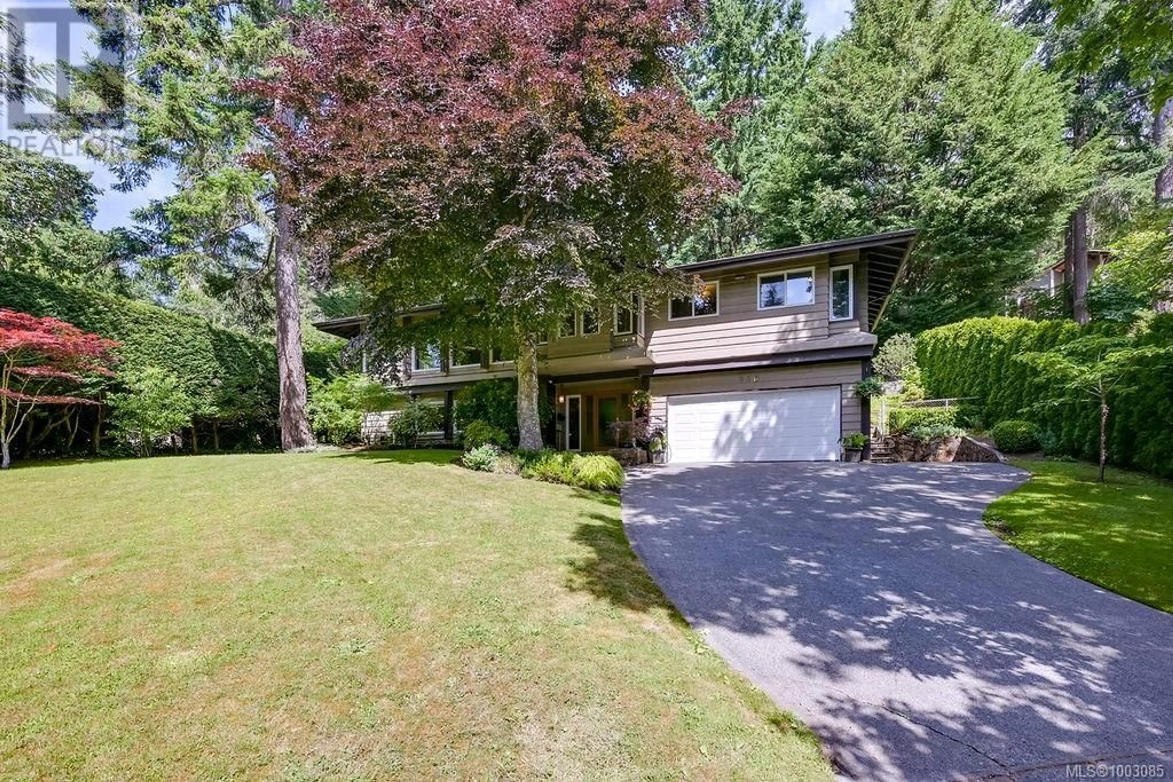 A pic from outside/outdoor area/front of a property/back of a property/a pic from drone, street for 956 ROYAL OAK DRIVE, Saanich British Columbia V8X3T4