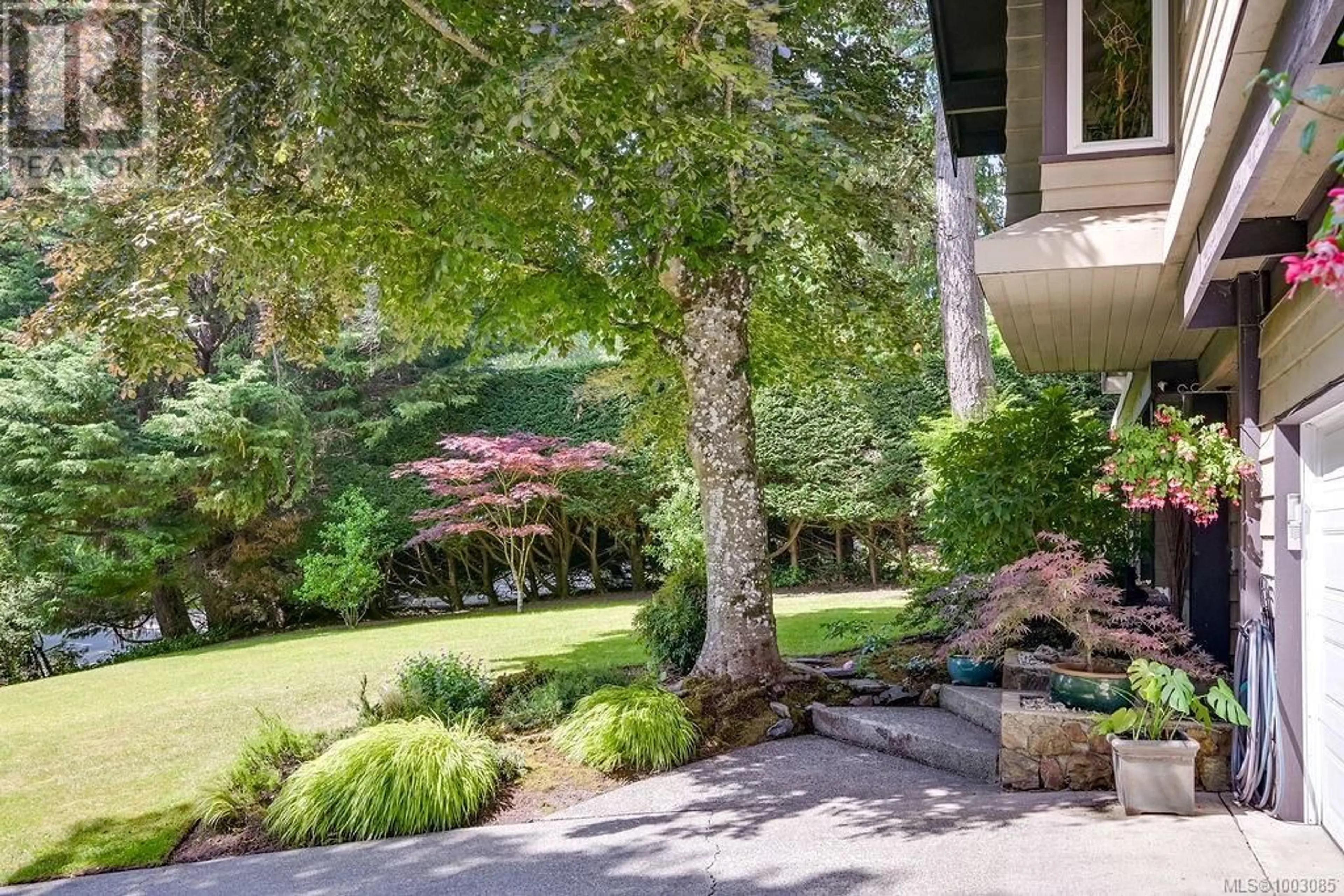 Patio, street for 956 ROYAL OAK DRIVE, Saanich British Columbia V8X3T4
