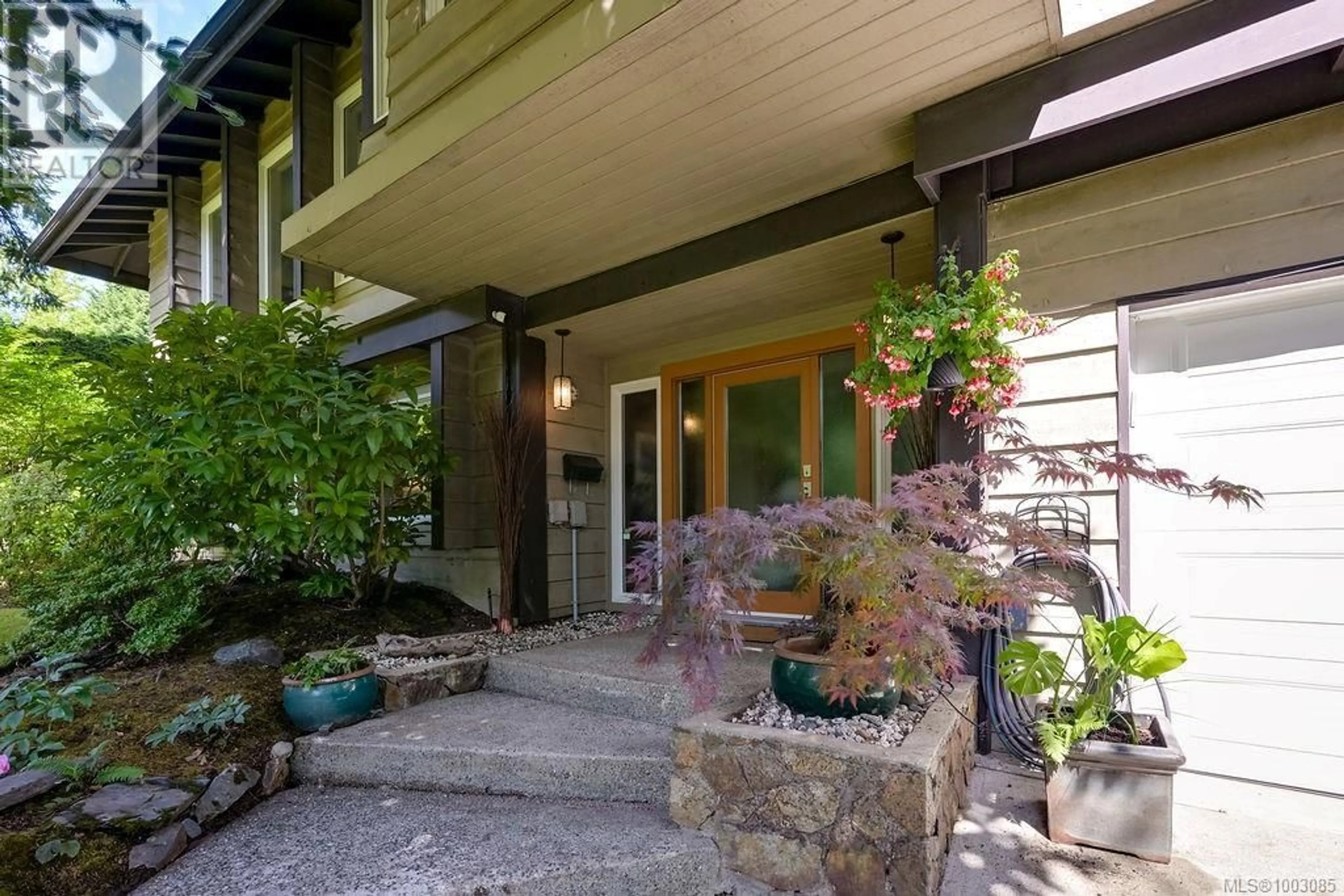 Patio, street for 956 ROYAL OAK DRIVE, Saanich British Columbia V8X3T4