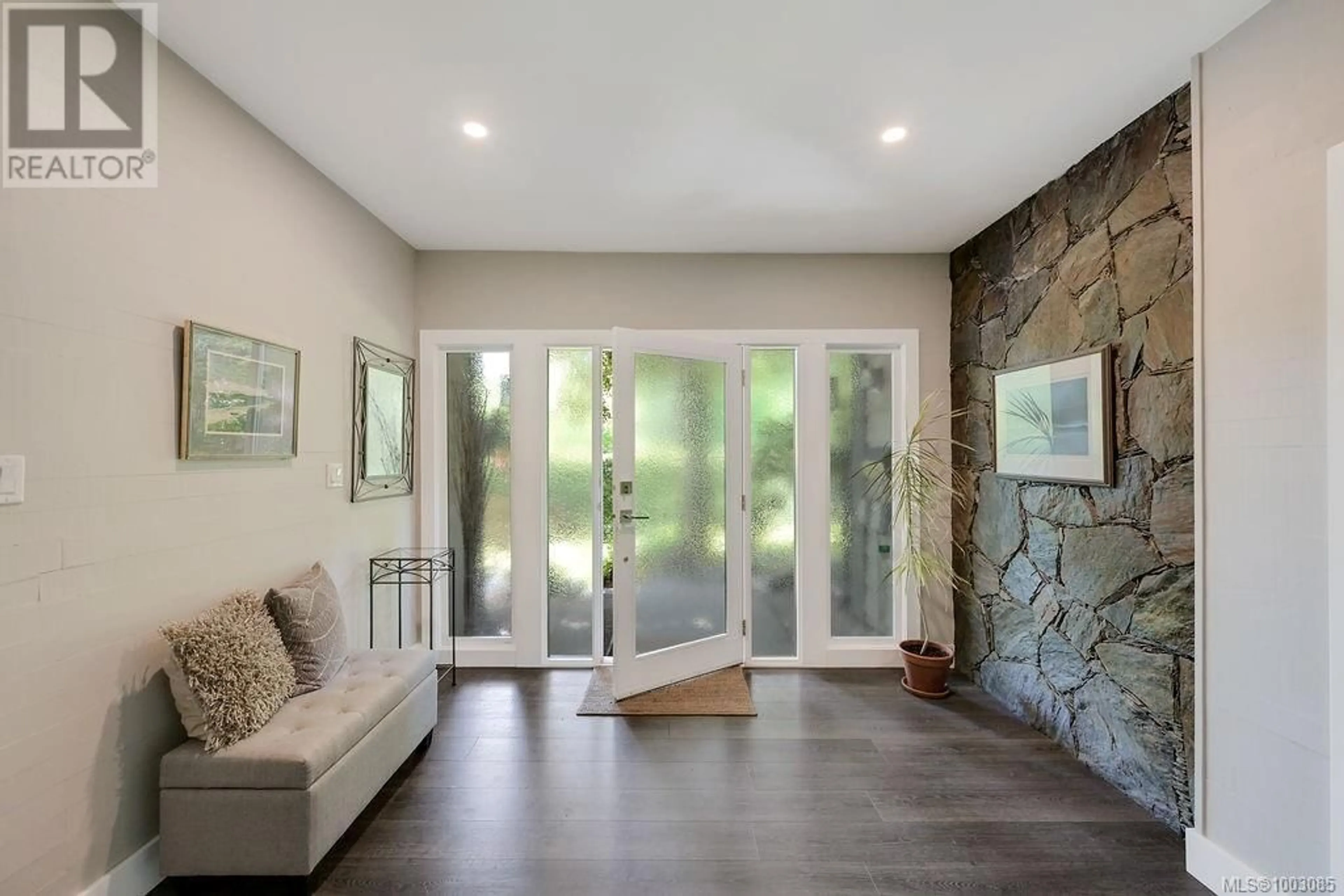 Indoor entryway for 956 ROYAL OAK DRIVE, Saanich British Columbia V8X3T4