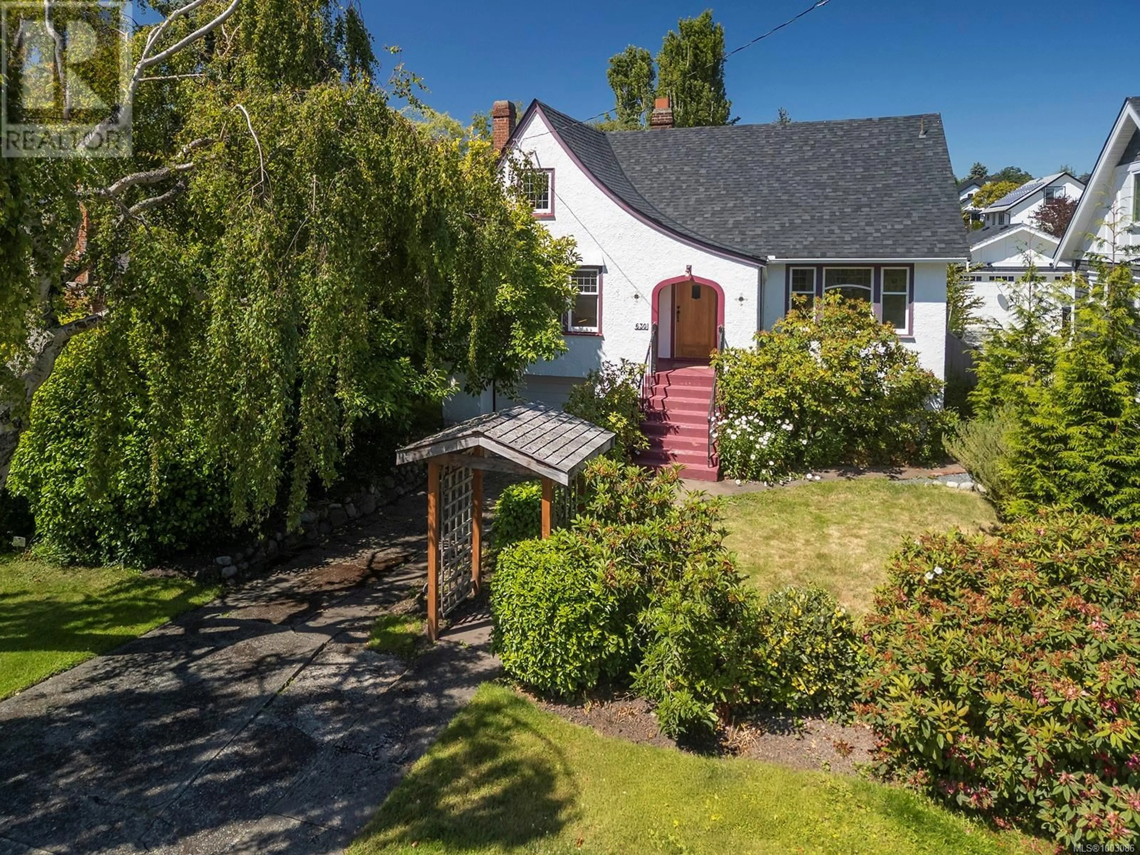 A pic from outside/outdoor area/front of a property/back of a property/a pic from drone, street for 630 OLIVER STREET, Oak Bay British Columbia V8S4W3