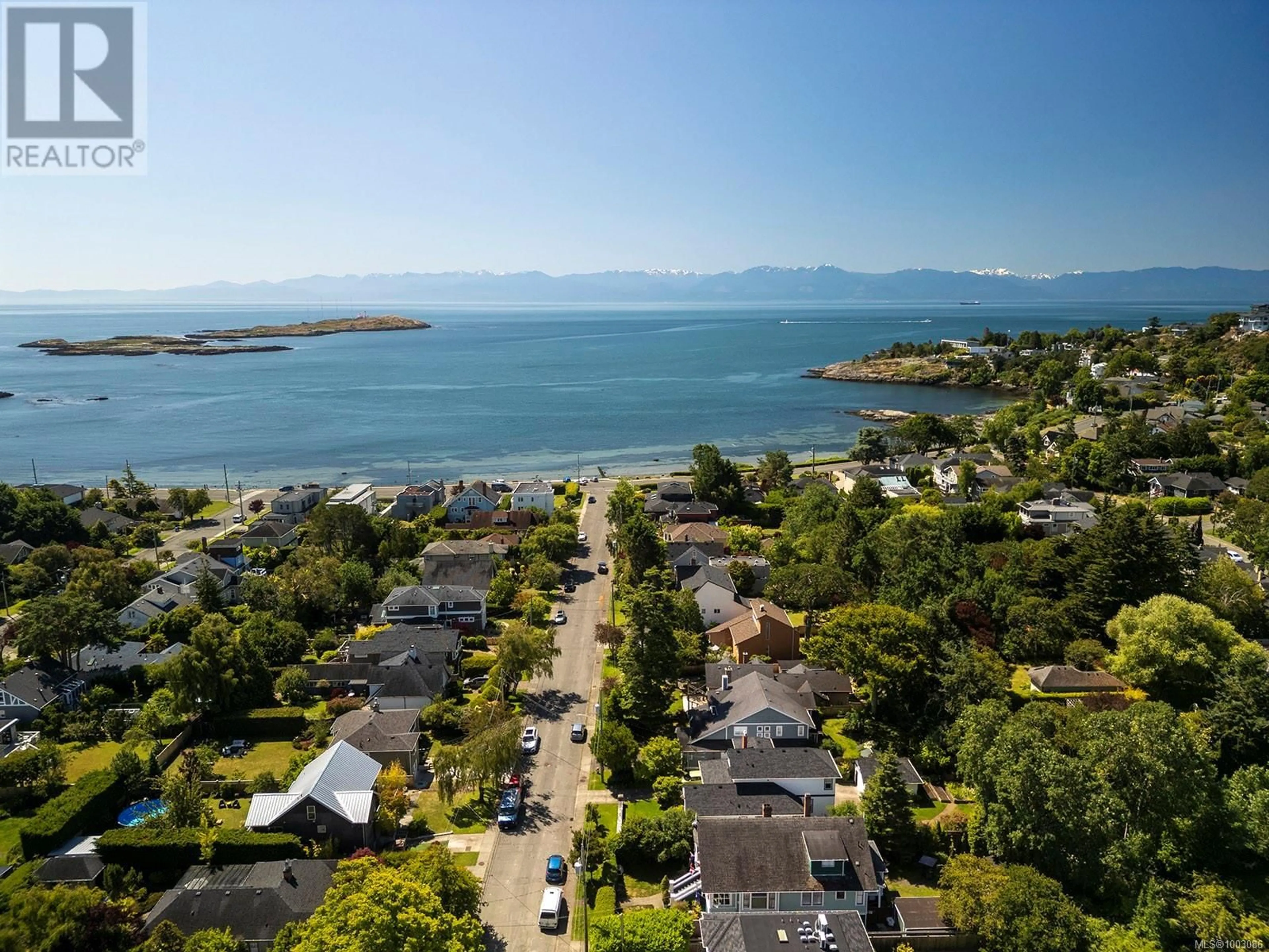 A pic from outside/outdoor area/front of a property/back of a property/a pic from drone, water/lake/river/ocean view for 630 OLIVER STREET, Oak Bay British Columbia V8S4W3