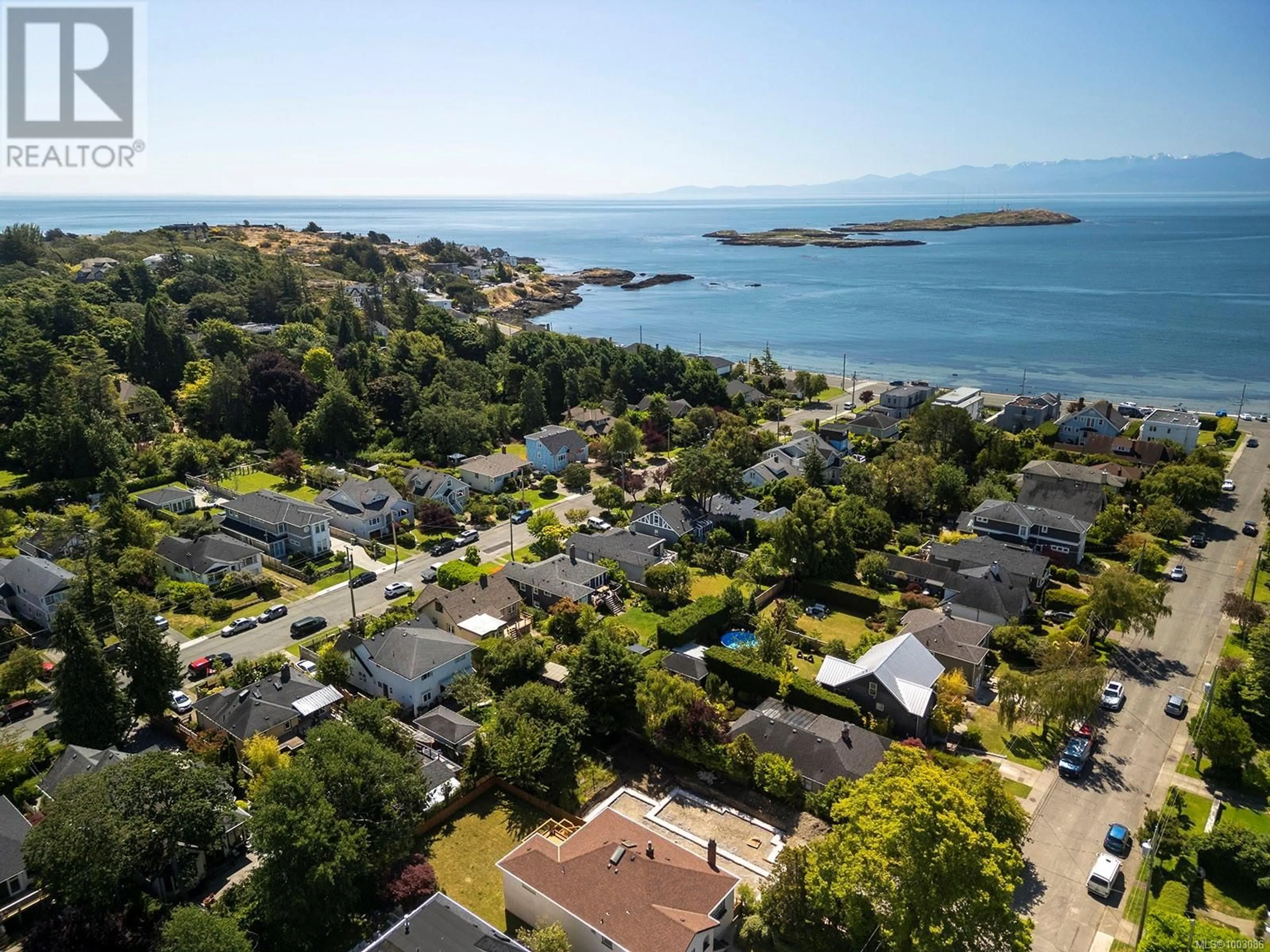 A pic from outside/outdoor area/front of a property/back of a property/a pic from drone, water/lake/river/ocean view for 630 OLIVER STREET, Oak Bay British Columbia V8S4W3