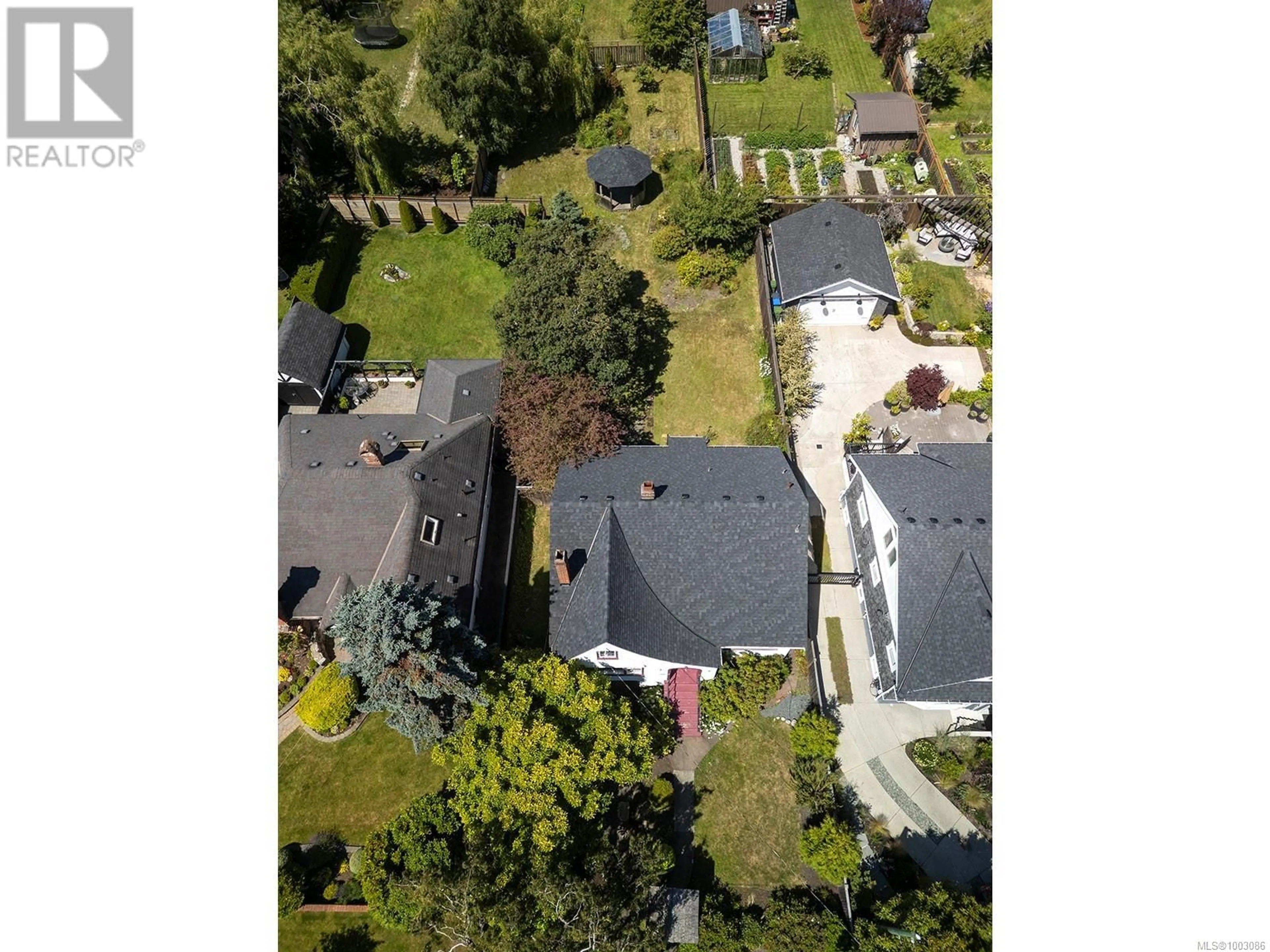 A pic from outside/outdoor area/front of a property/back of a property/a pic from drone, street for 630 OLIVER STREET, Oak Bay British Columbia V8S4W3