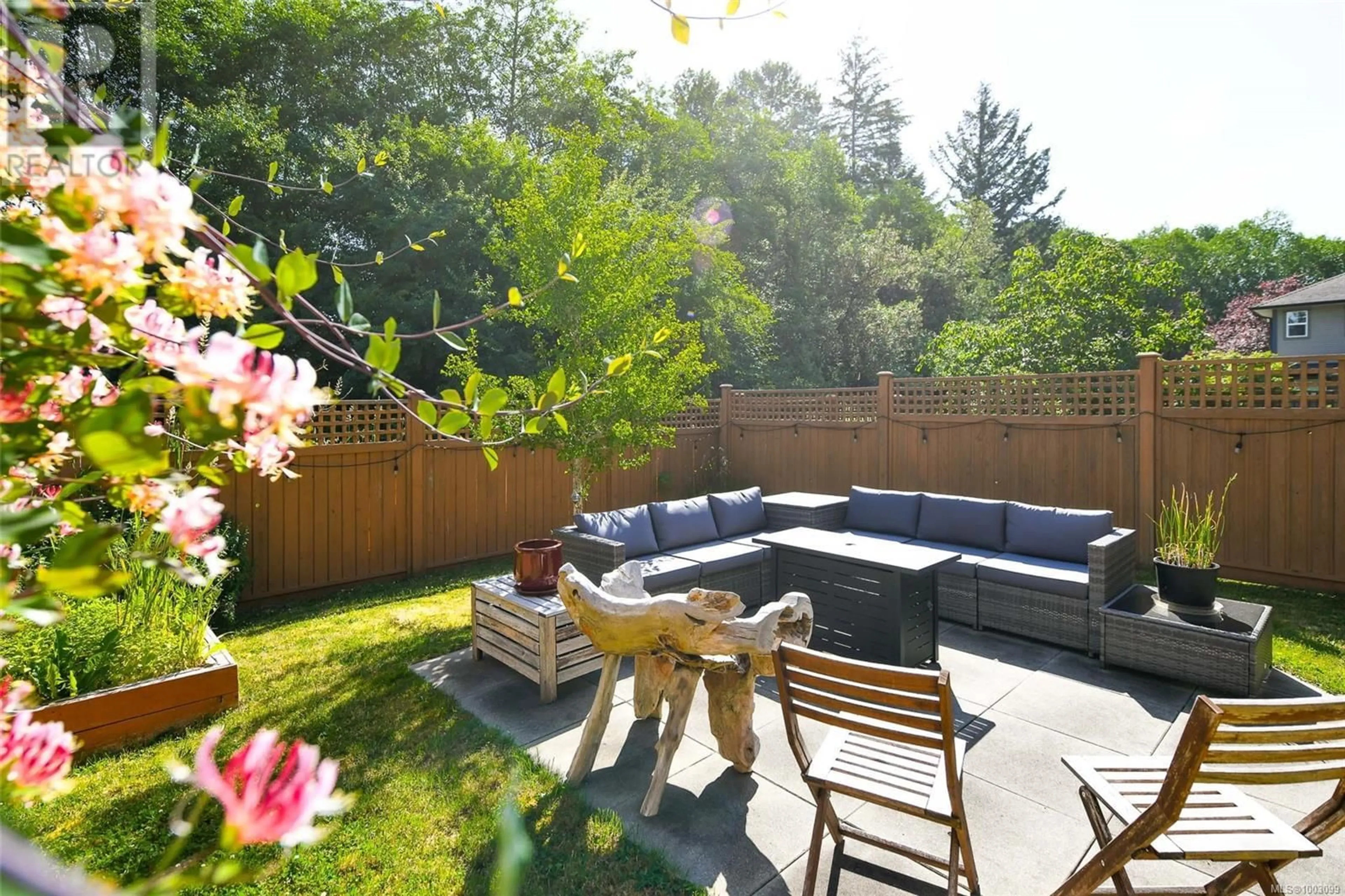 Patio, street for 10 - 2112 CUMBERLAND ROAD, Courtenay British Columbia V9N2E9