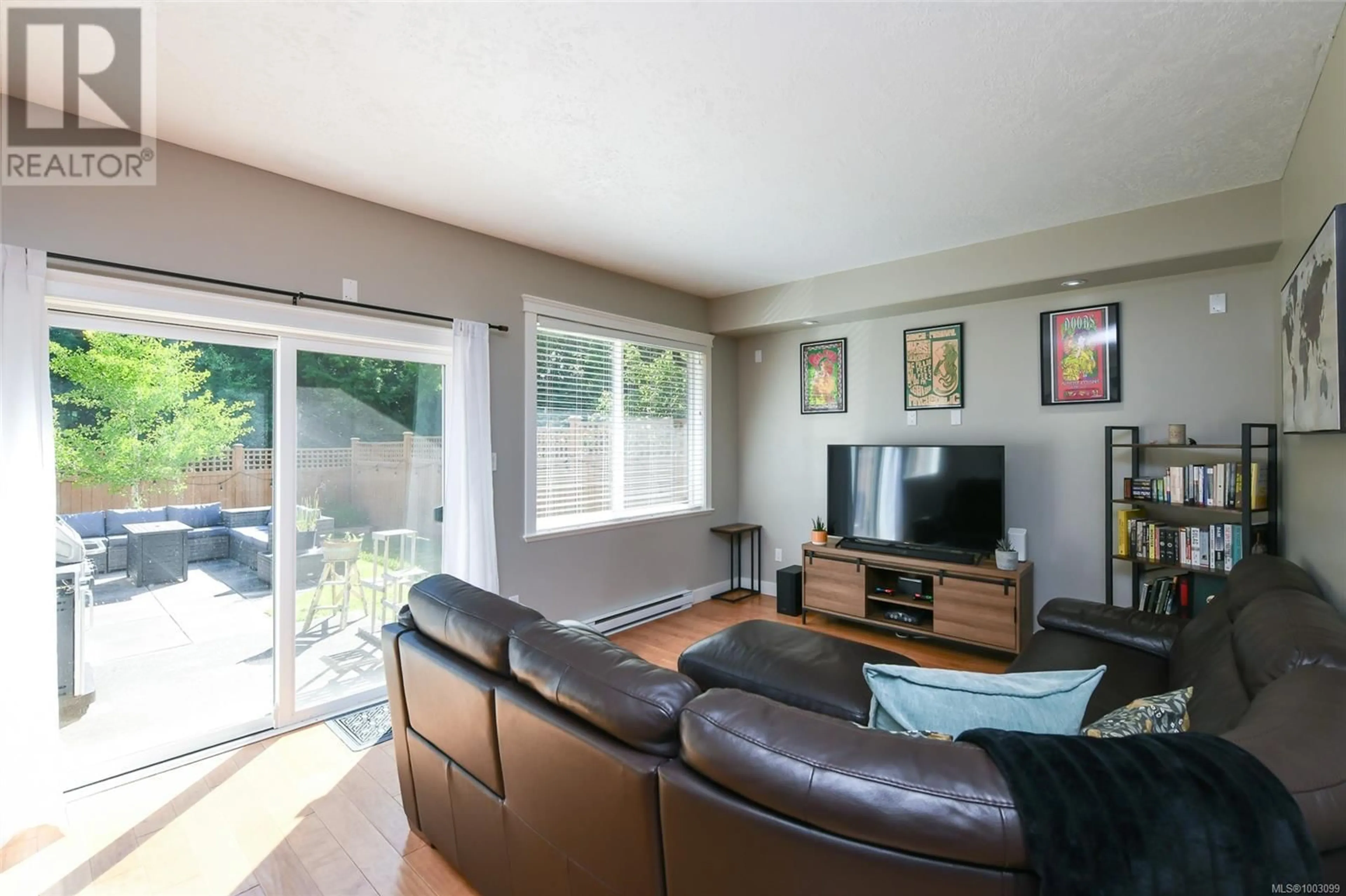 Living room with furniture, wood/laminate floor for 10 - 2112 CUMBERLAND ROAD, Courtenay British Columbia V9N2E9