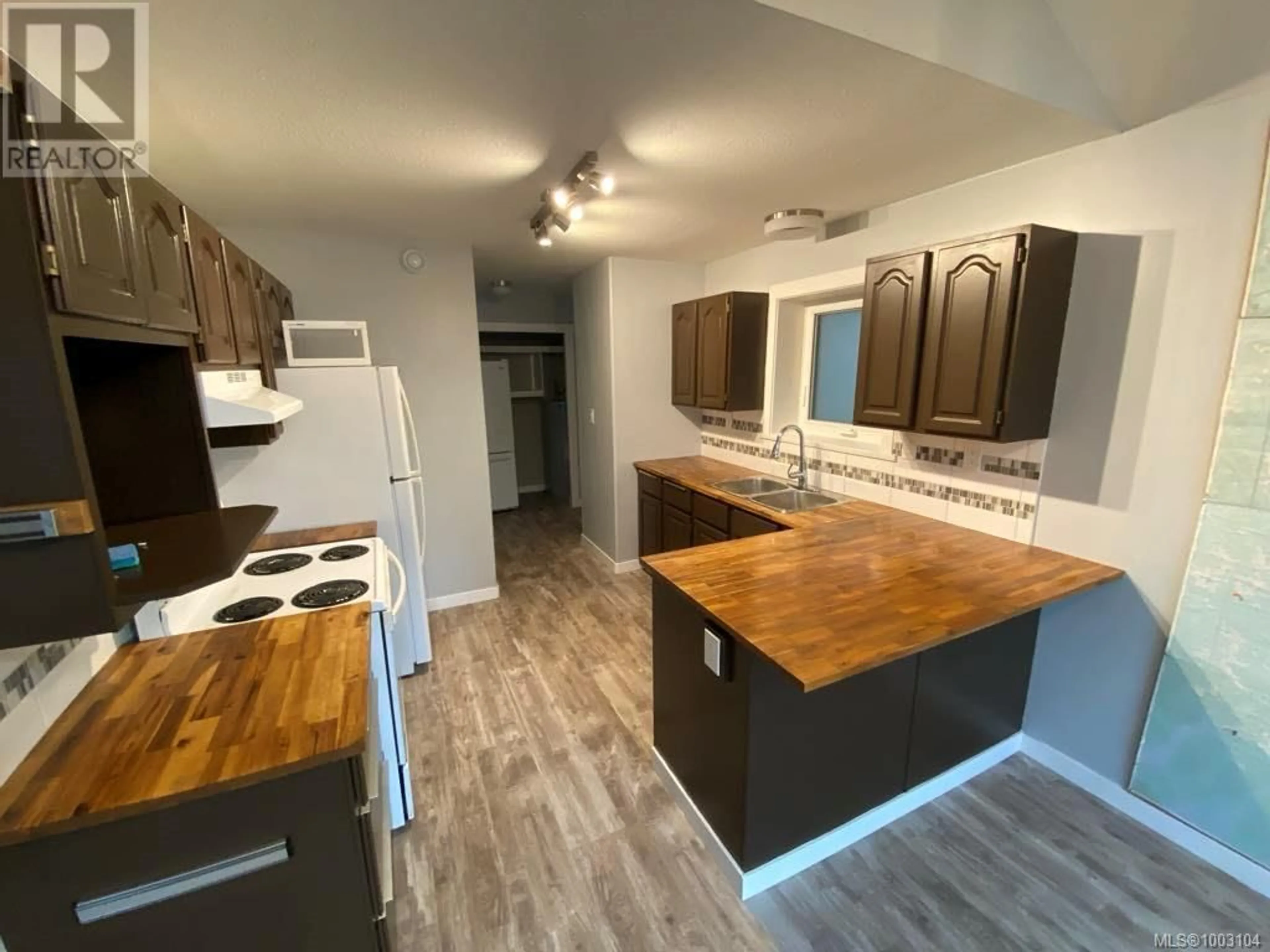Open concept kitchen, wood/laminate floor for 776 7TH STREET, Courtenay British Columbia V9N1N1
